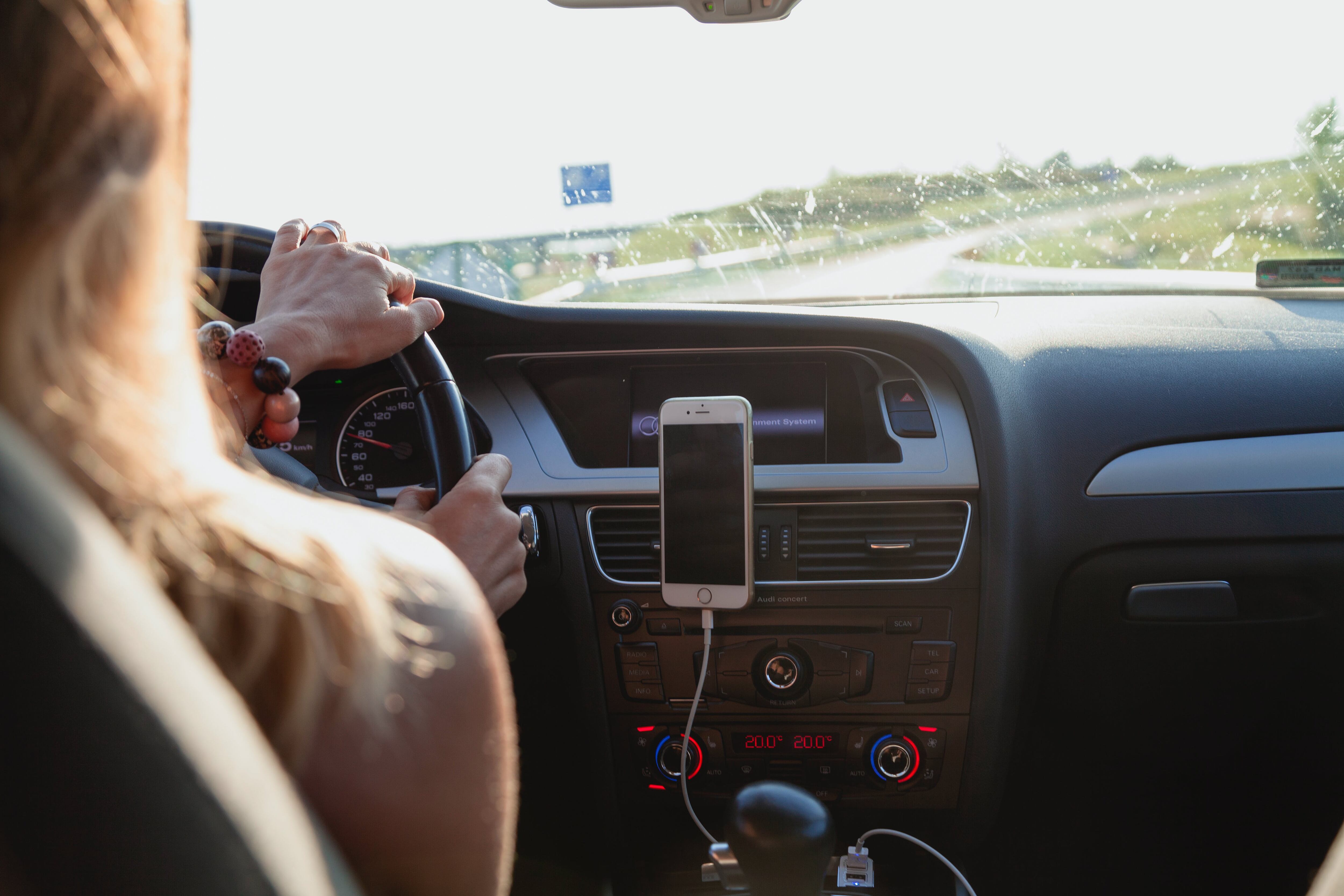 Una mujer conduce por la carretera (Pexels)