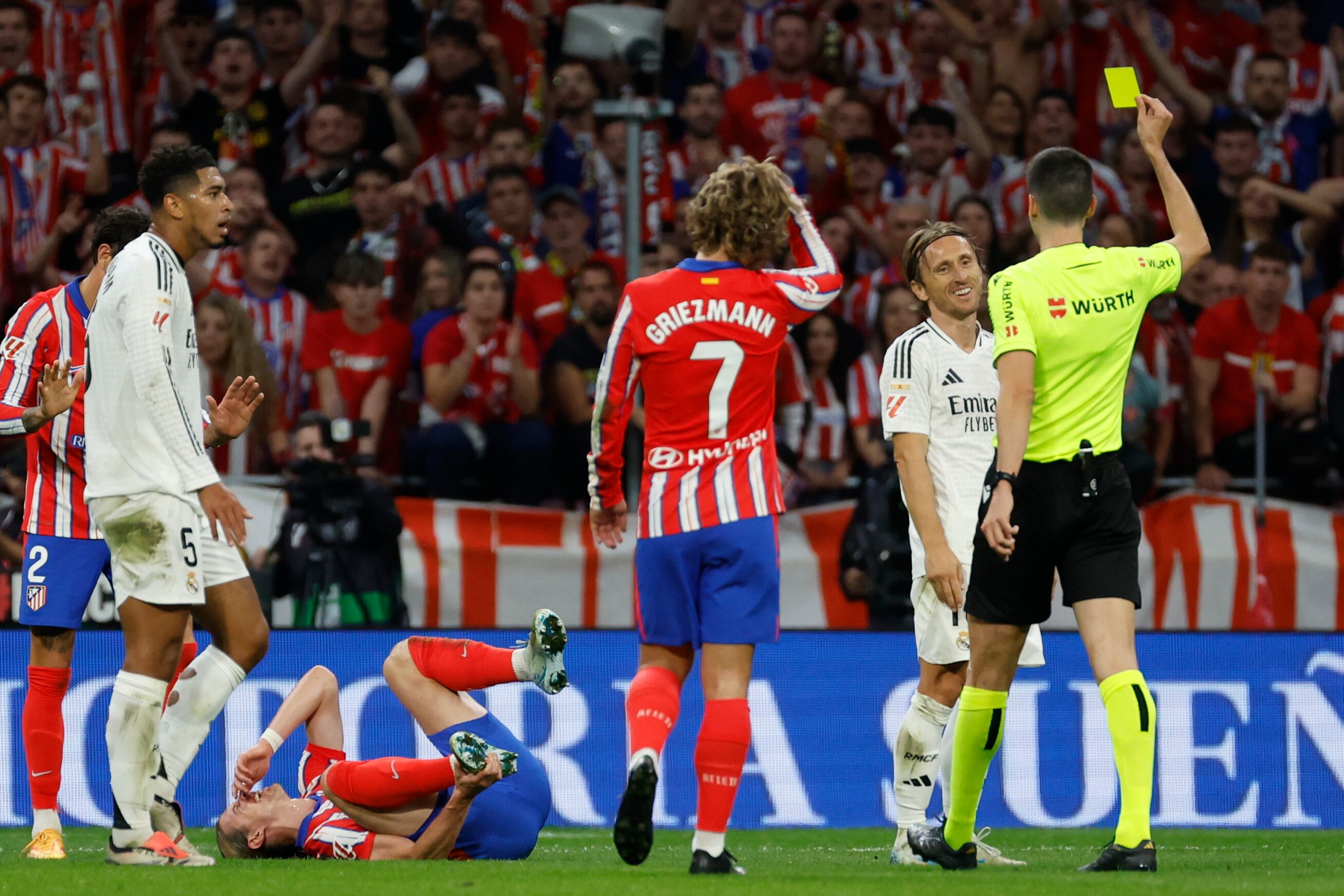 Luka Modric es amonestado durante el encuentro contra el Atlético de Madrid. (JJ Guillén/EFE)
