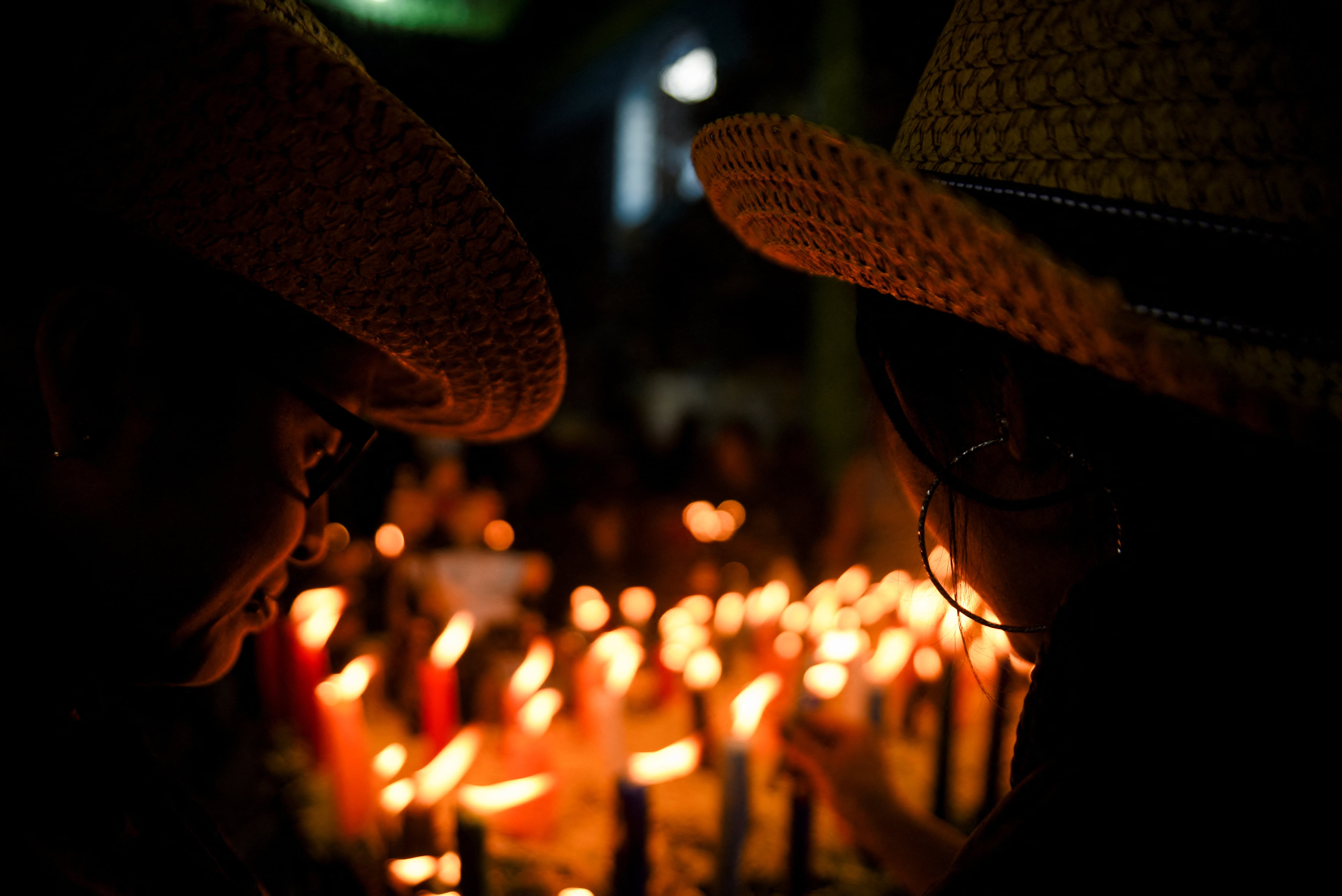 Hécate recibía ofrendas que incluían pasteles de huevo y carne de perro, según textos antiguos, actualmente sus devotos ofrendan comida  - crédito Cristina Chiquin / Reuters