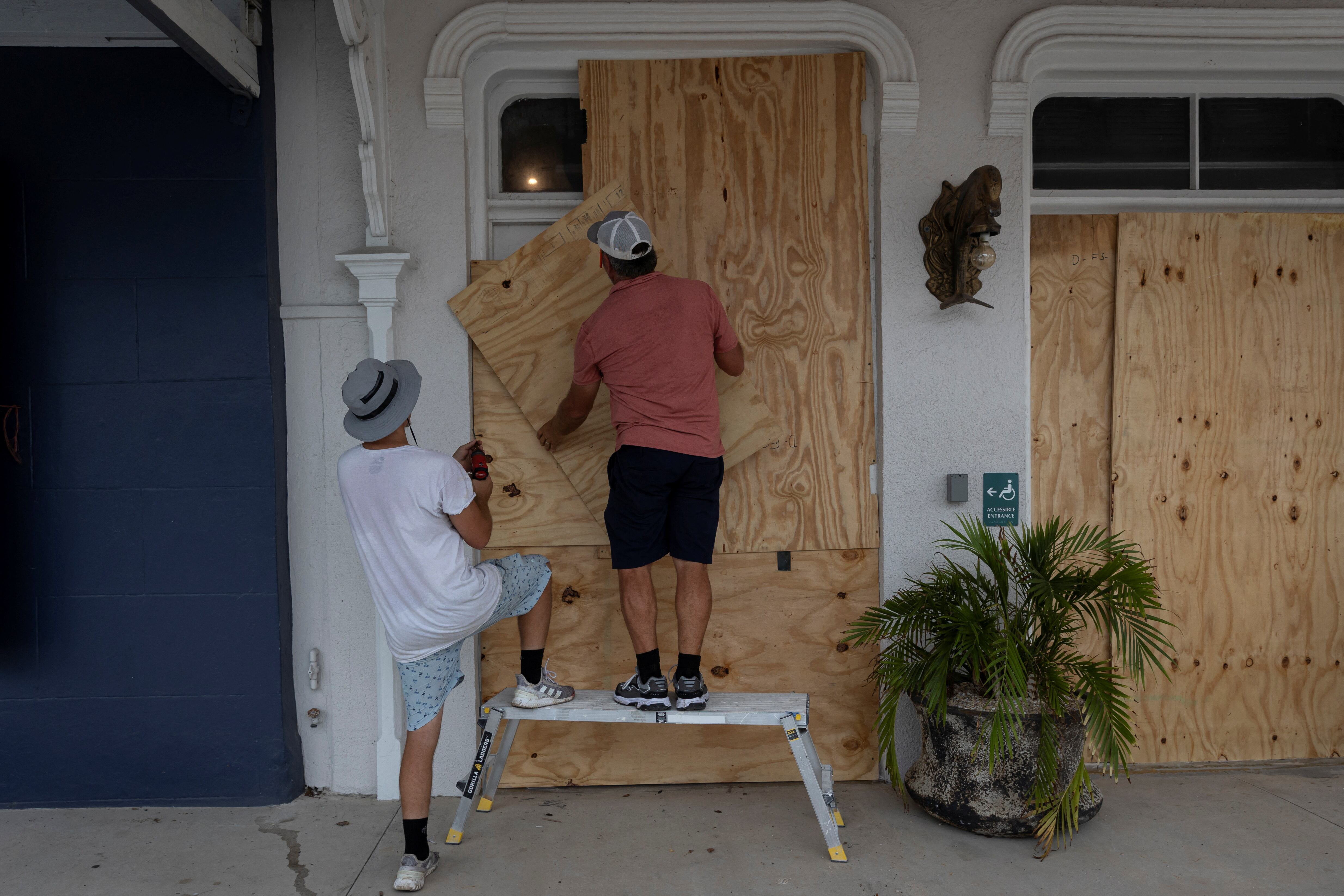 La gente en Cedar Key, Florida, se prepara mientras el huracán Helene se intensifica antes de tocar tierra. (REUTERS/Marco Bello)