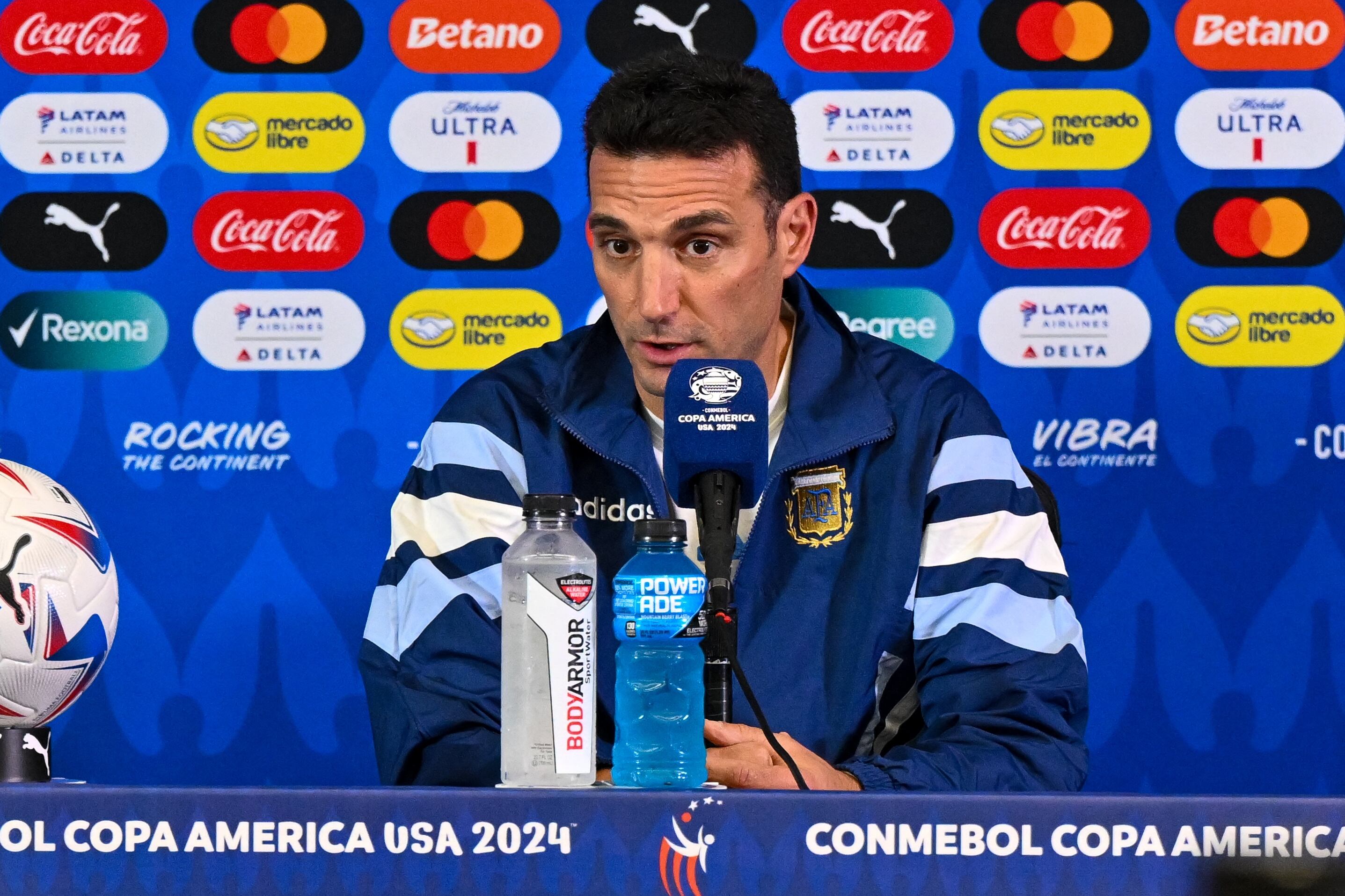 Lionel Scaloni ultima detalles para la final de mañana ante Colombia (Mandatory Credit: Maria Lysaker-USA TODAY Sports)