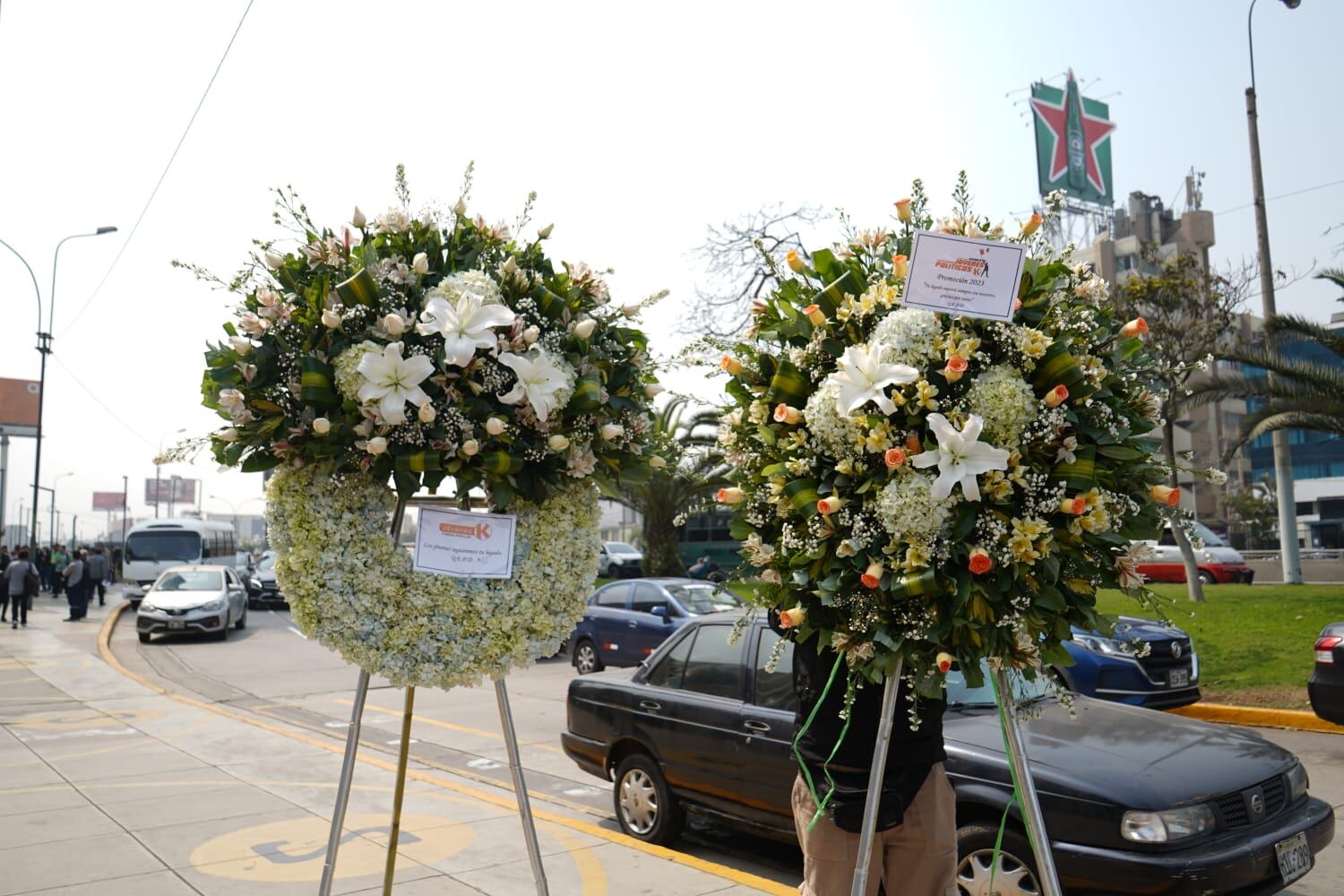 Arreglos florales llegan a la sede del Ministerio de Cultura donde se velarán los restos de Alberto Fujimori| Infobae Perú / Paula Elizalde