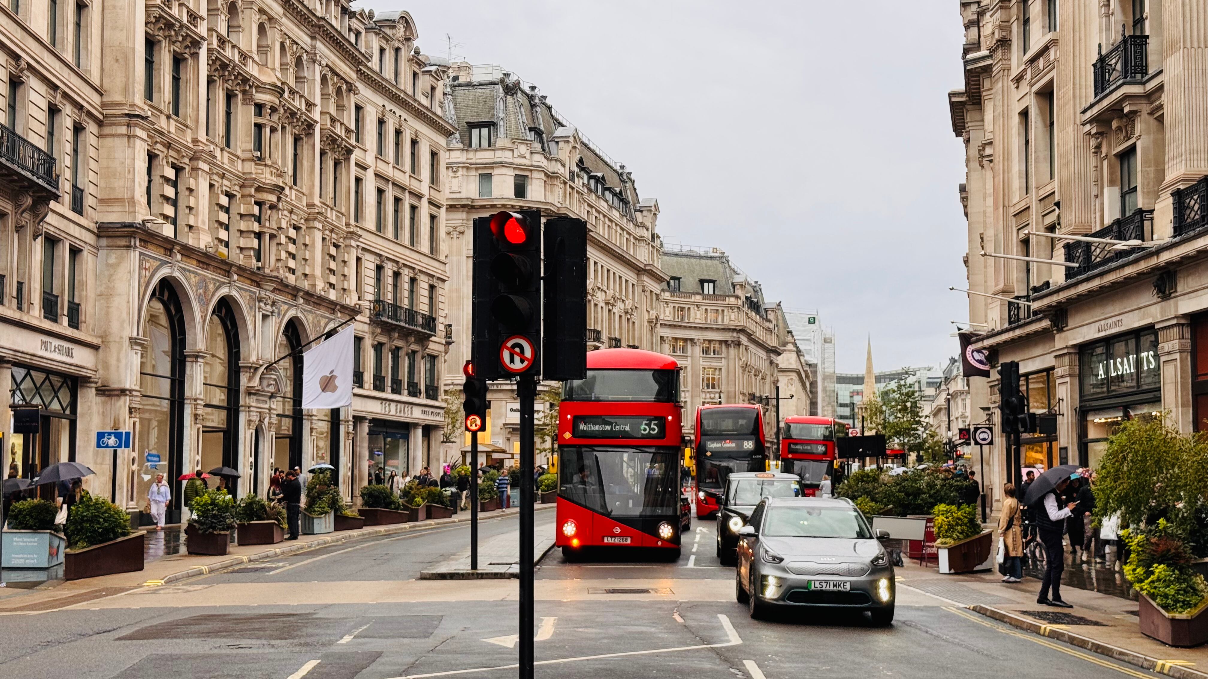 Lugares icónicos de Londres que no pueden faltar en tu visita. La capital del Reino Unido ofrece una rica mezcla de historia, cultura y modernidad. Desde el Tower of London hasta el palacio de Buckingham, un repaso por los rincones que definen esta ciudad única