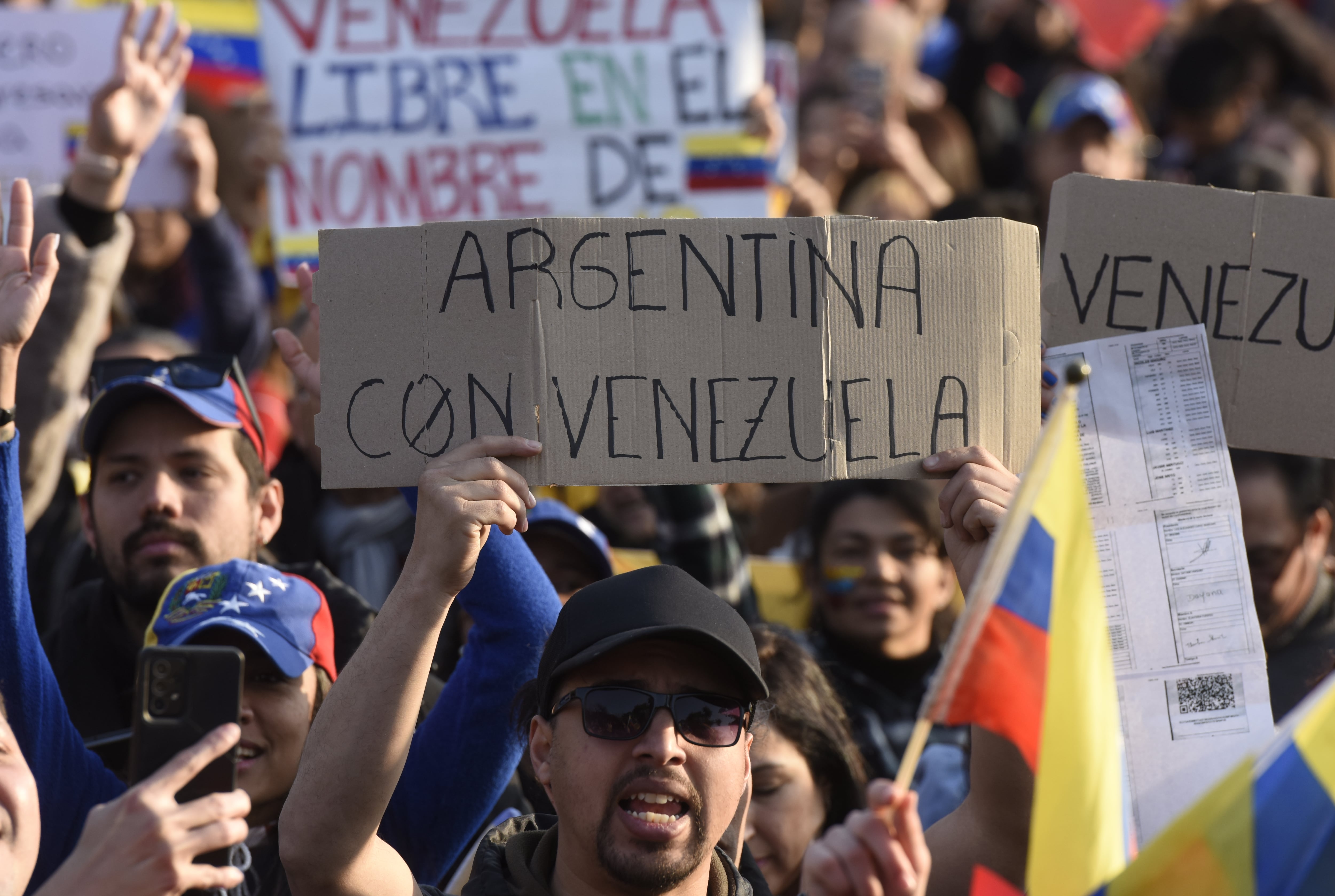 Ciudadanos venezolanos marchando en Buenos Aires (EFE)
