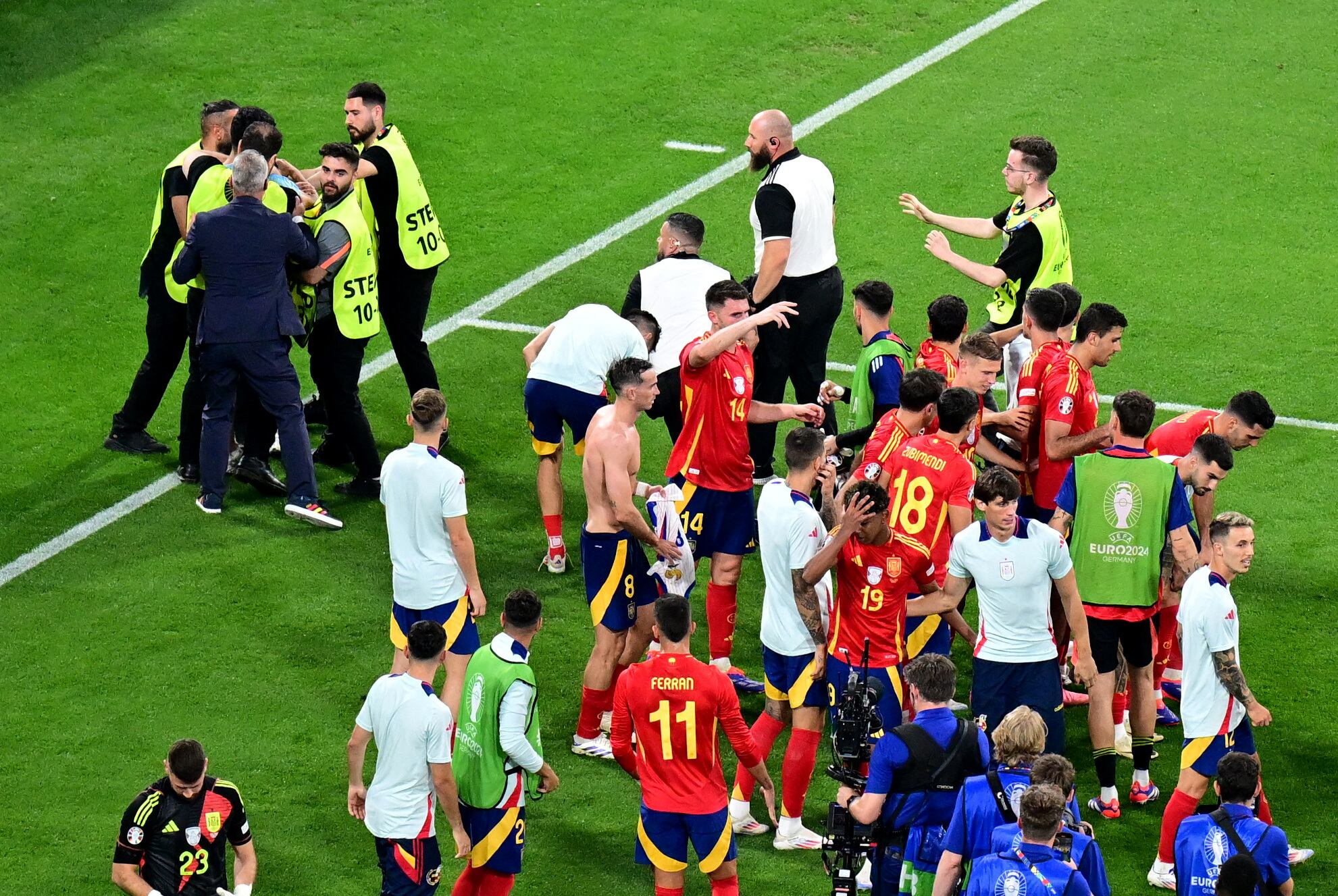 Morata tras el choque con un guardia de seguridad (REUTERS/Angelika Warmuth)