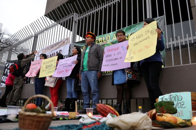 Foto de archivo. Personas protestan contra la contaminación por petróleo en la selva amazónica frente al edificio de Petroperú (Petróleos del Perú) en Lima, Perú, 21 de septiembre de 2017. REUTERS / Guadalupe Pardo