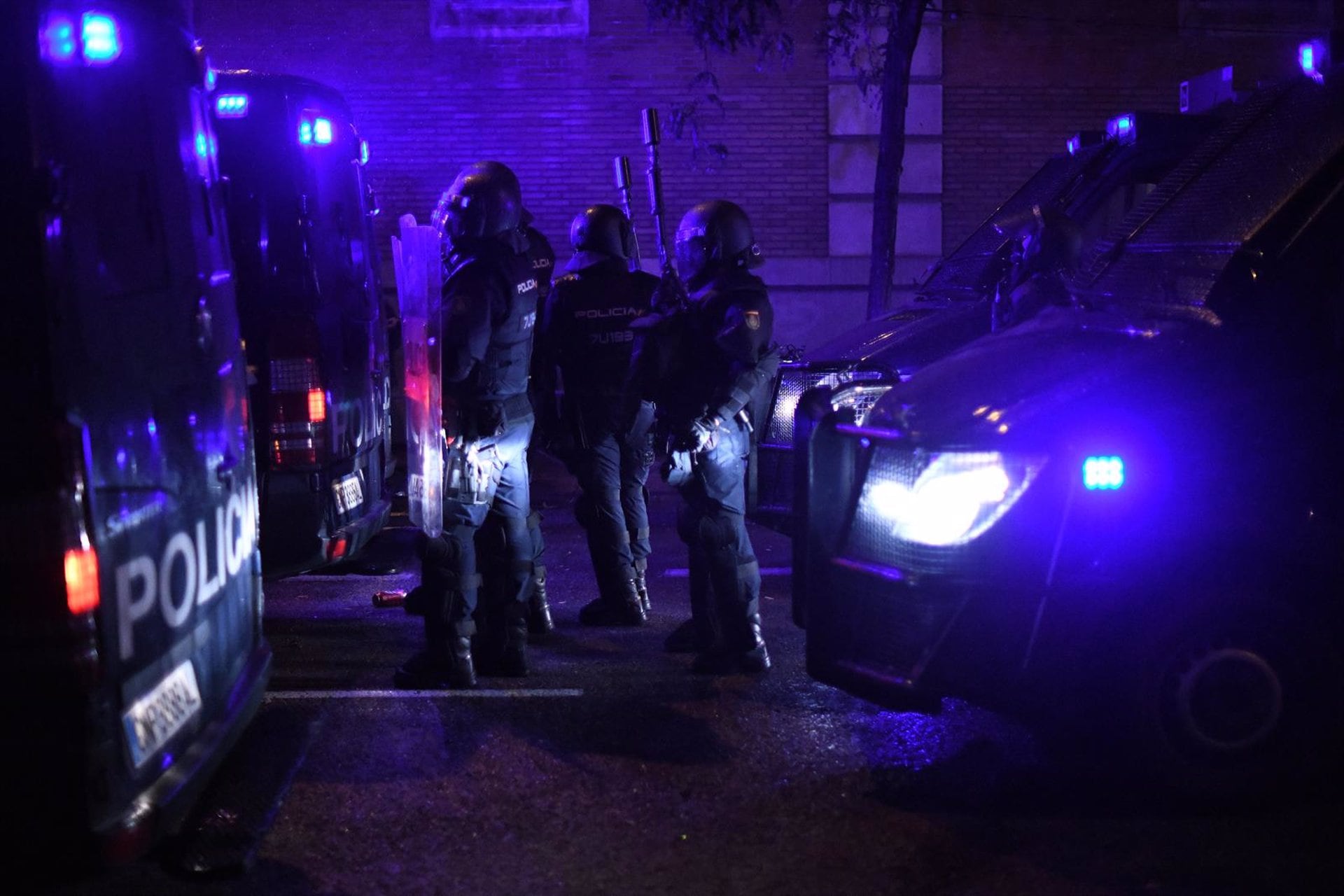 Varios antidisturbios dispuestos a actuar entre furgones, durante una protesta en la calle Ferraz, a 10 de noviembre de 2023. (Fernando Sánchez./ Europa Press) 