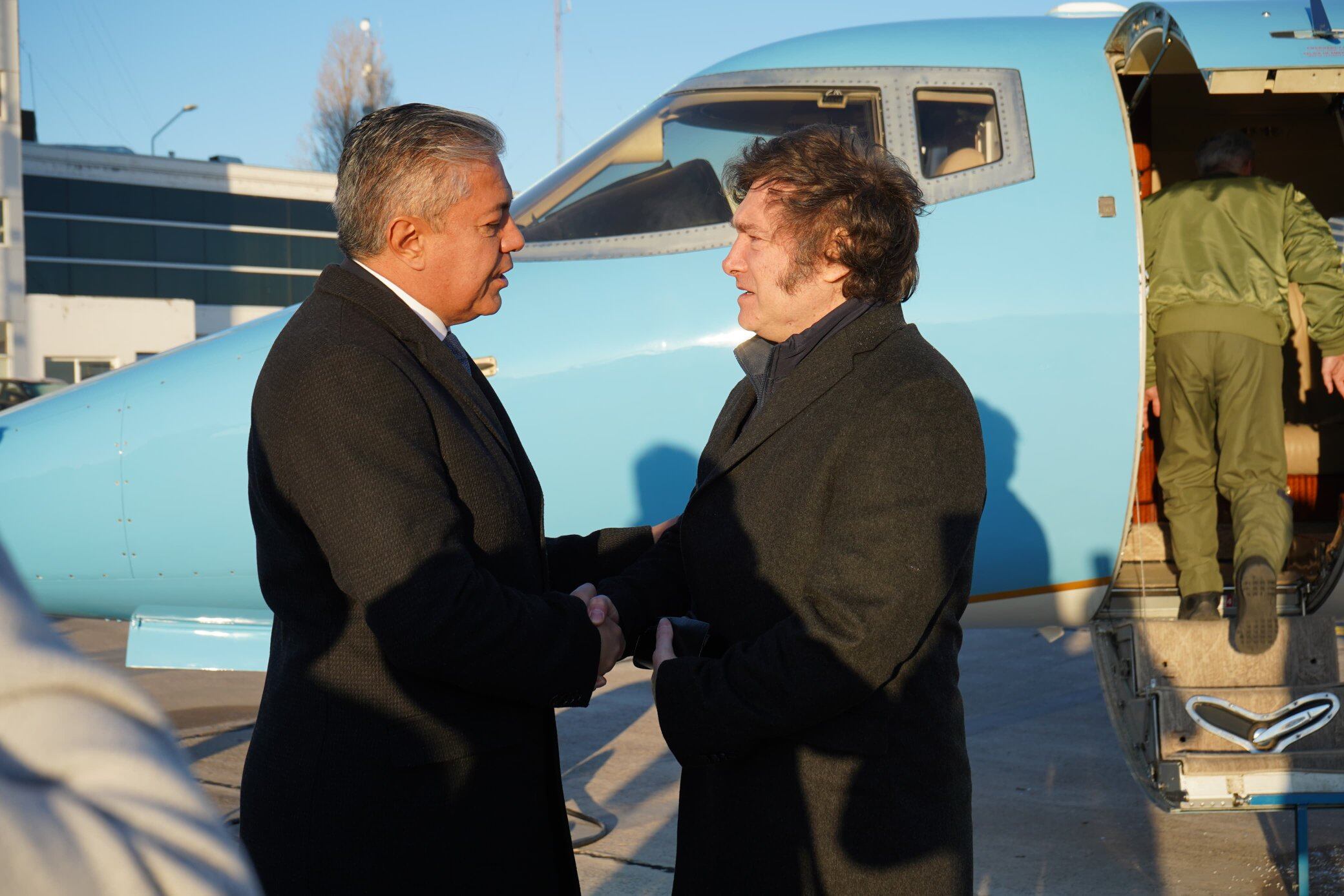 Javier Milei y Rolando Figueroa, juntos en en el aeropuerto de Neuquén