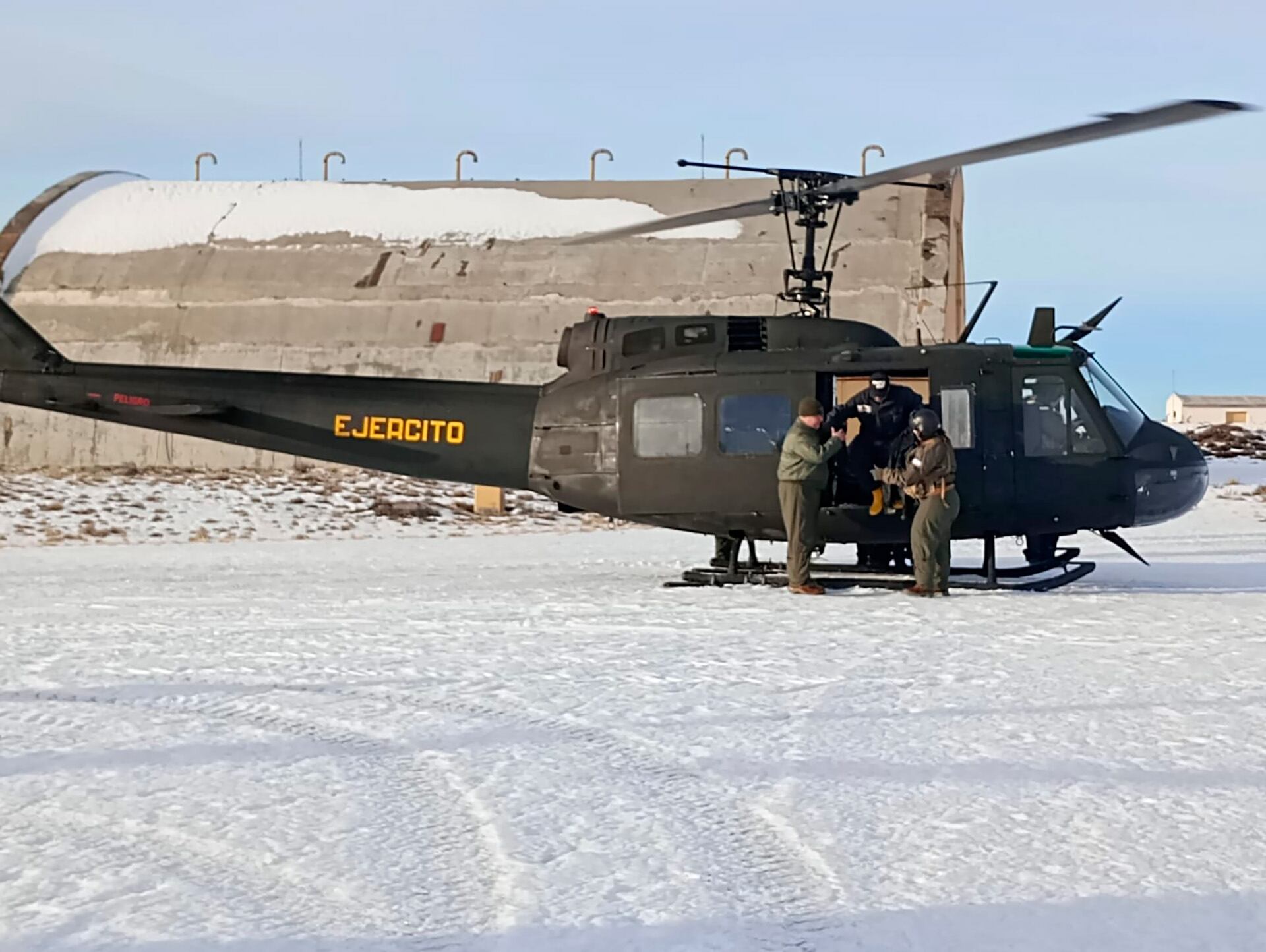 Santa Cruz bajo nieve: rescataron a cuatro trabajadores de una salina que habían quedado incomunicados dentro de un container