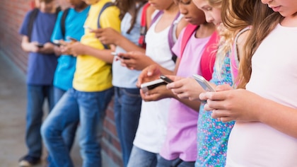 Los Ángeles evalúa prohibir el uso de celulares a los alumnos dentro de las escuelas