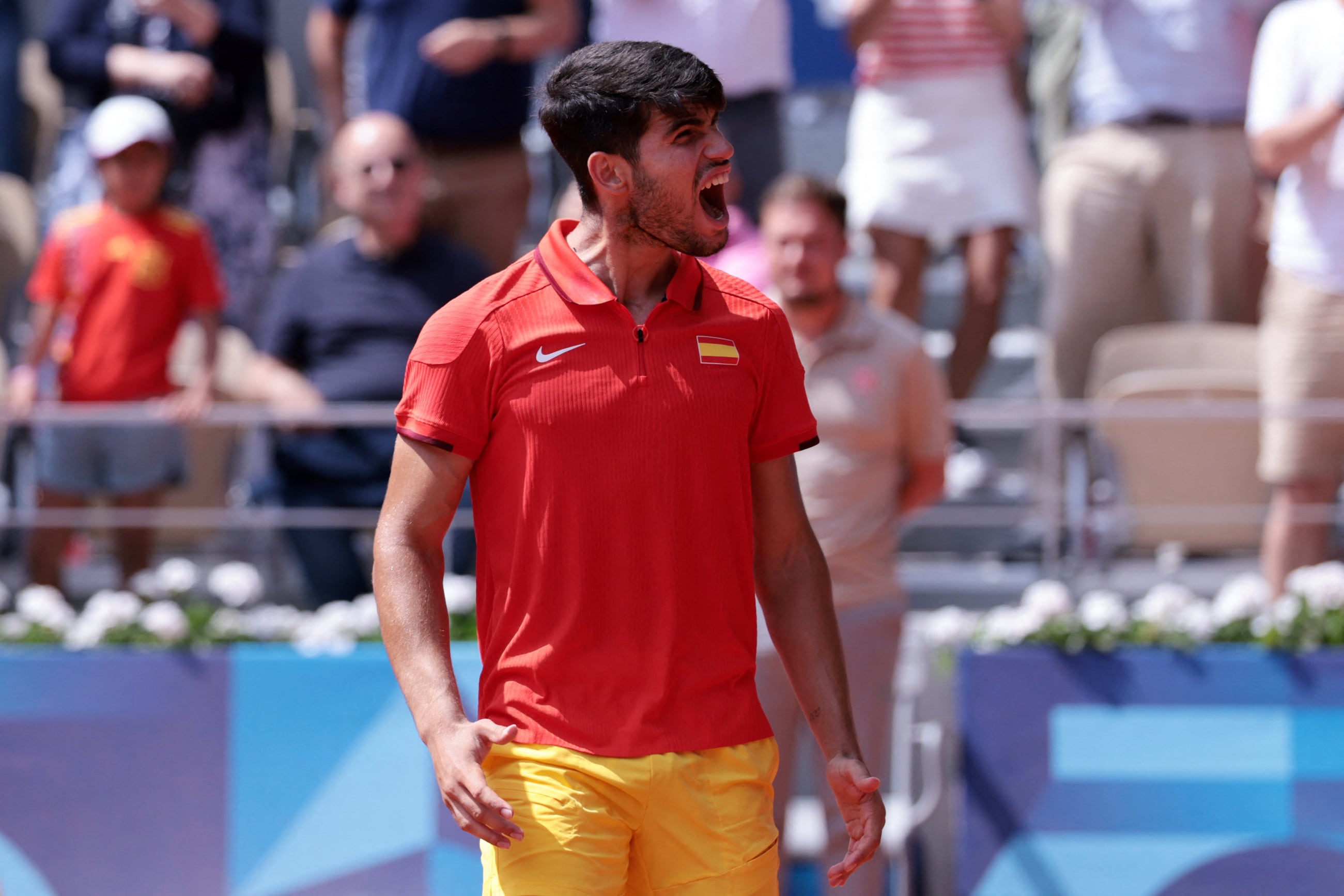 Carlos Alcaraz celebra tras conseguir la victoria ante el canadiense Felix Auger-Aliassime en la semifinal de París 2024 (REUTERS/Claudia Greco)