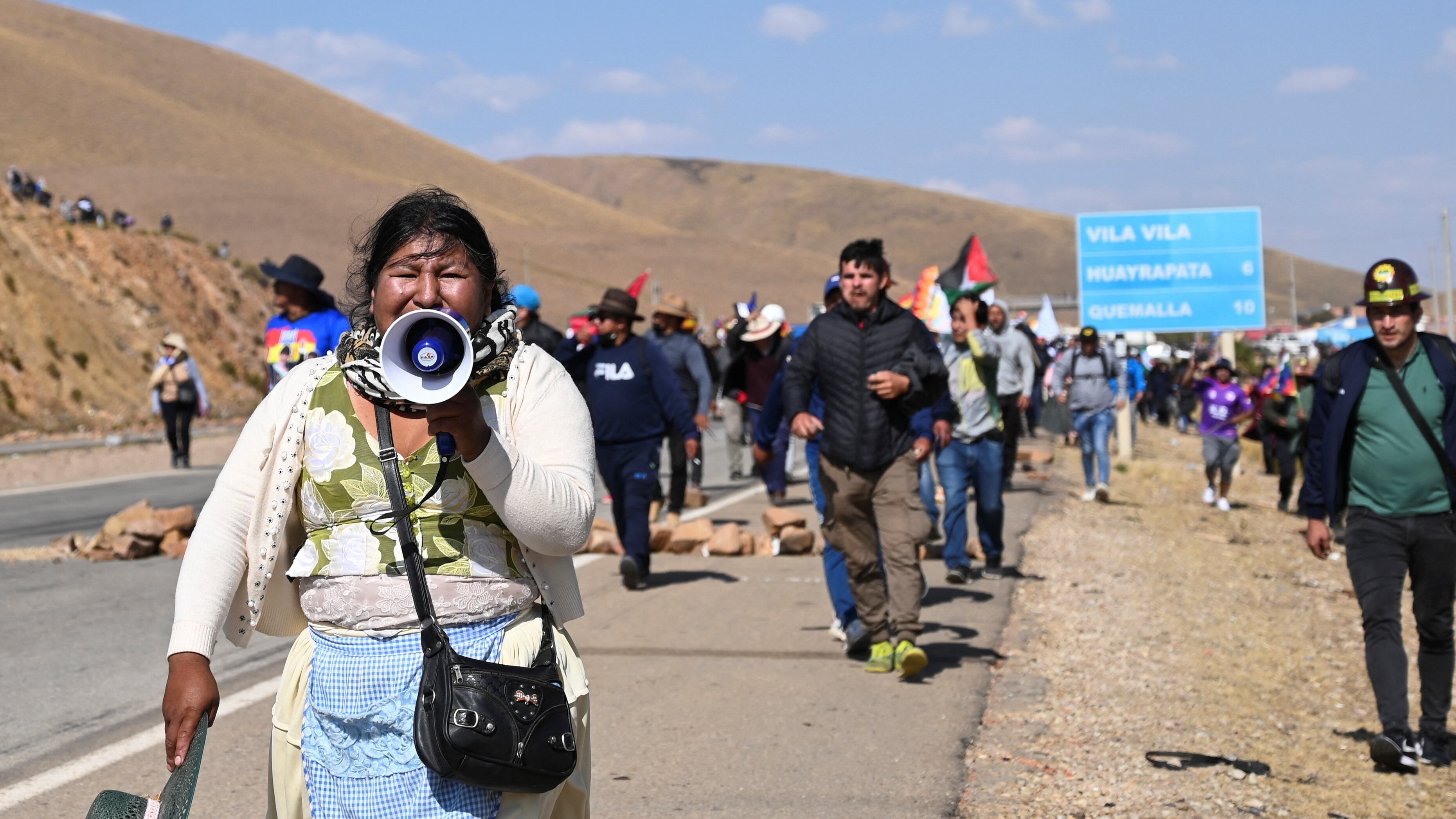 La movilización, que inició este martes, continuó el recorrido desde la localidad de Panduro, en el altiplano occidental del país, y tiene previsto recorrer 15 kilómetros hasta la población de La Huachaca, y detenerse a unos 131 kilómetros de su destino final, la ciudad de La Paz (REUTERS/Claudia Morales)