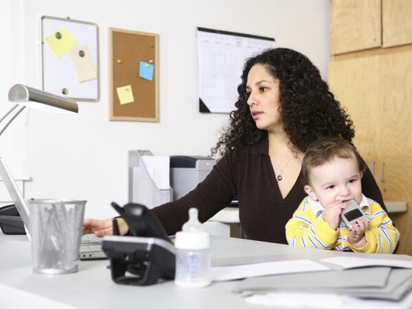 En 2022, un récord del 68.9% de las mujeres con hijos menores de seis años estaban trabajando en EE.UU. (Archivo)