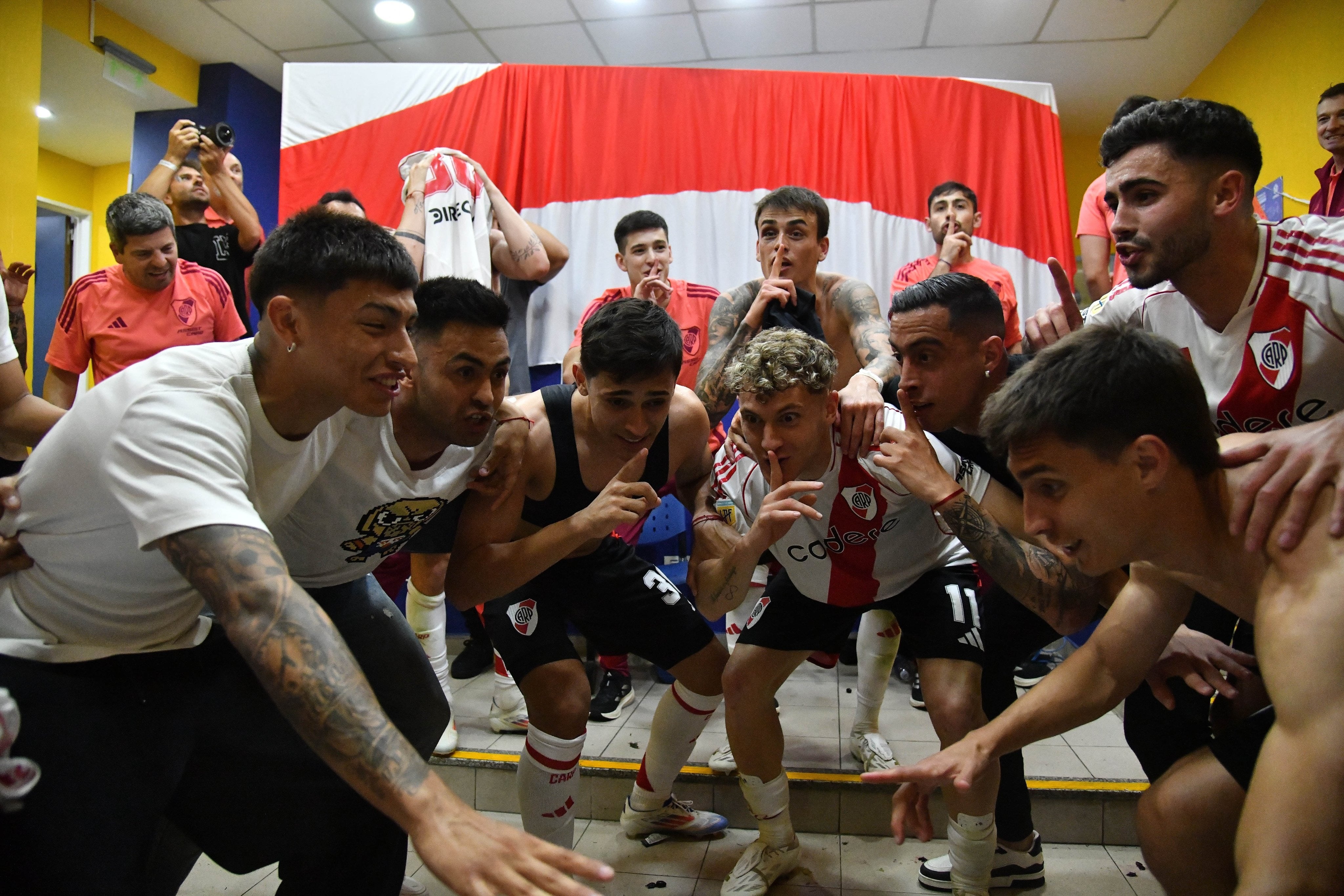 Los festejos de los jugadores de River con los hinchas en el hotel