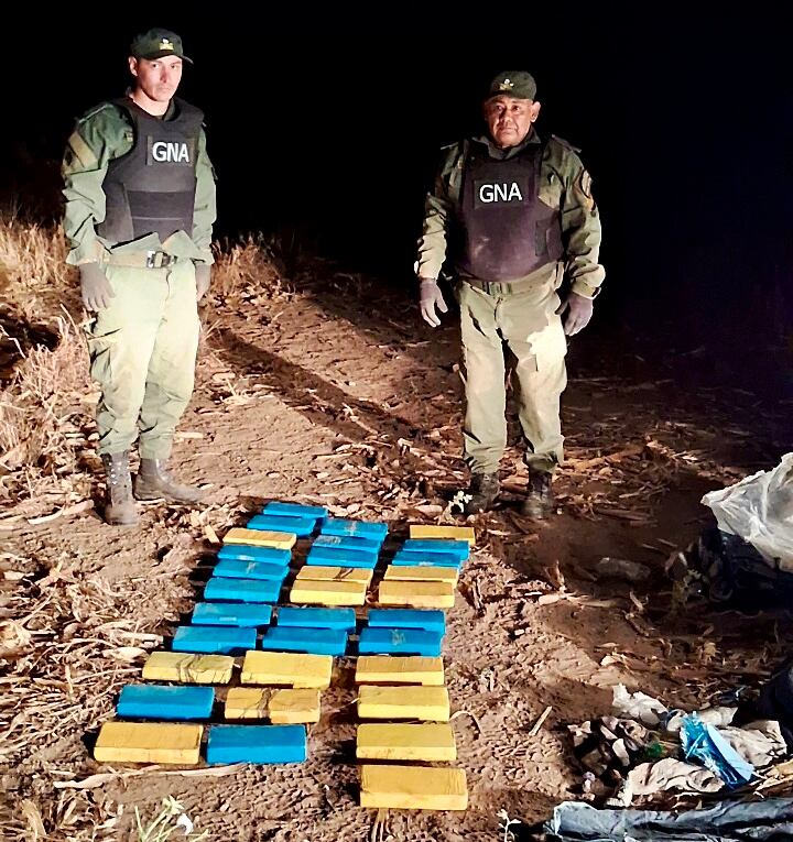 Detuvieron a 11 mochileros y secuestraron más de 200 kilos de cocaína en el paraje La Porcelana, en la localidad de Embarcación, en Salta