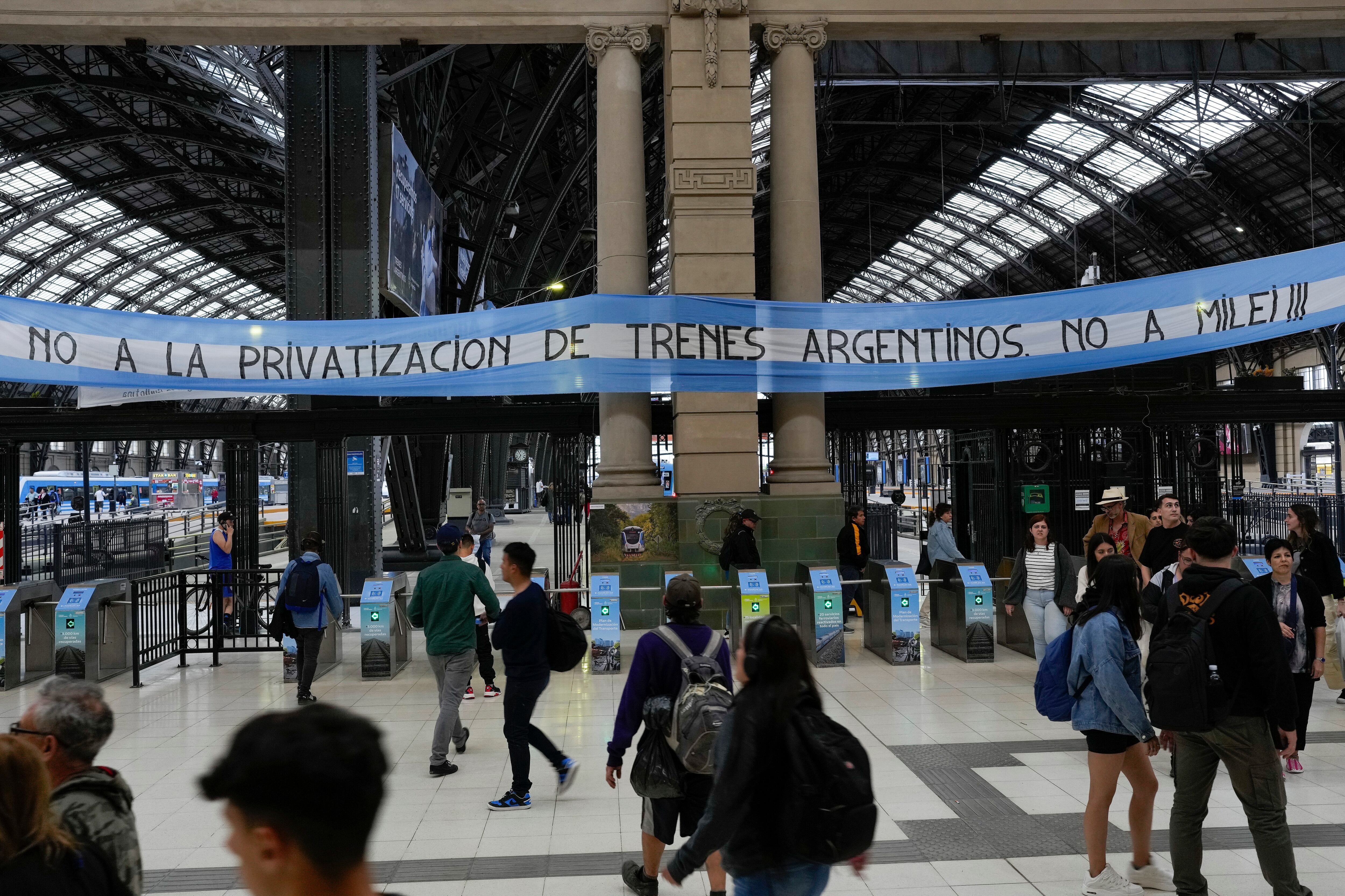 El Gobierno disolvió el 1 de septiembre la empresa Trenes Argentinos Capital Humano  (AP Foto/Matías Delacroix)