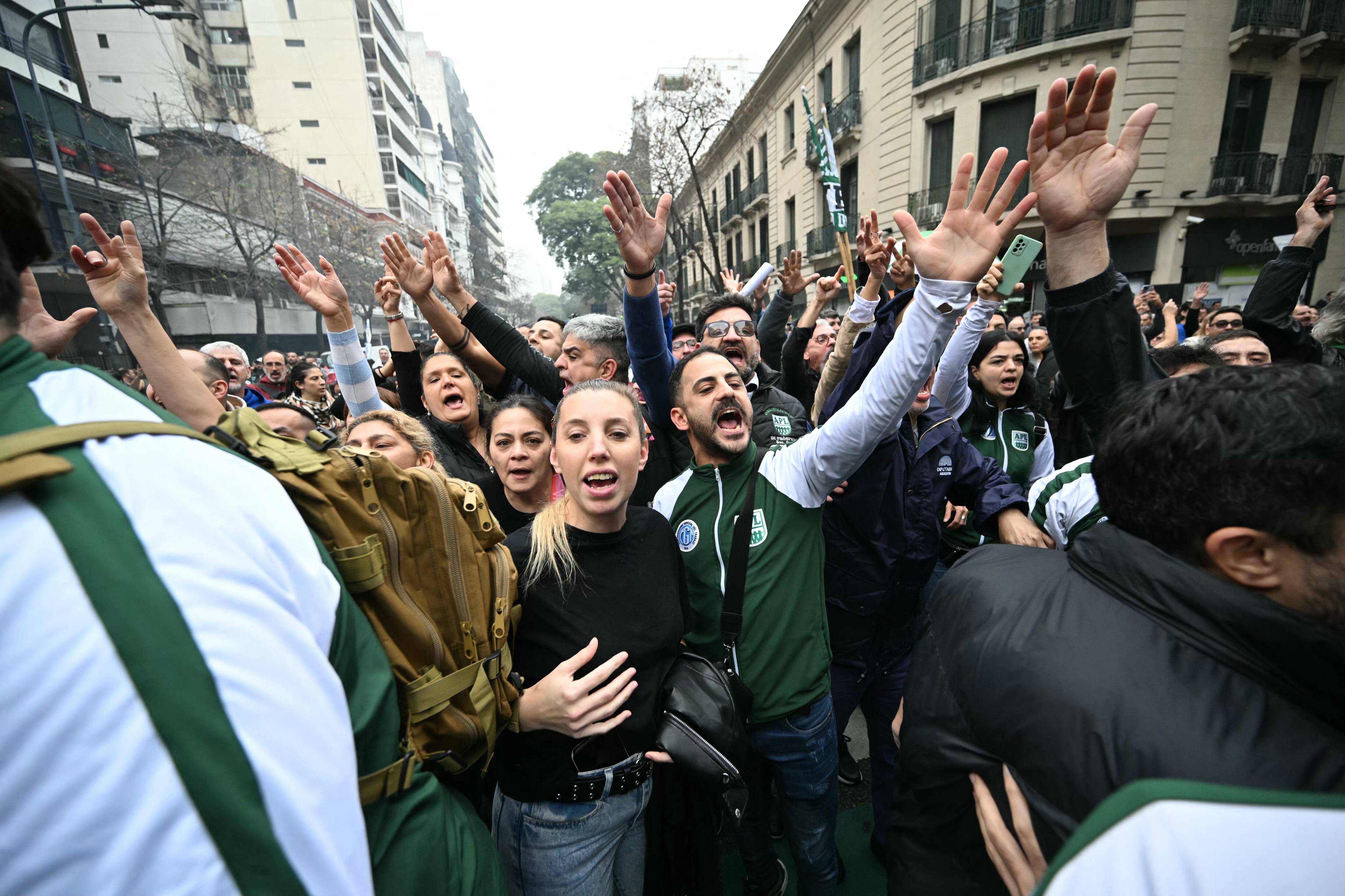 Tensión en el congreso mientras se debate la ley bases en el senado