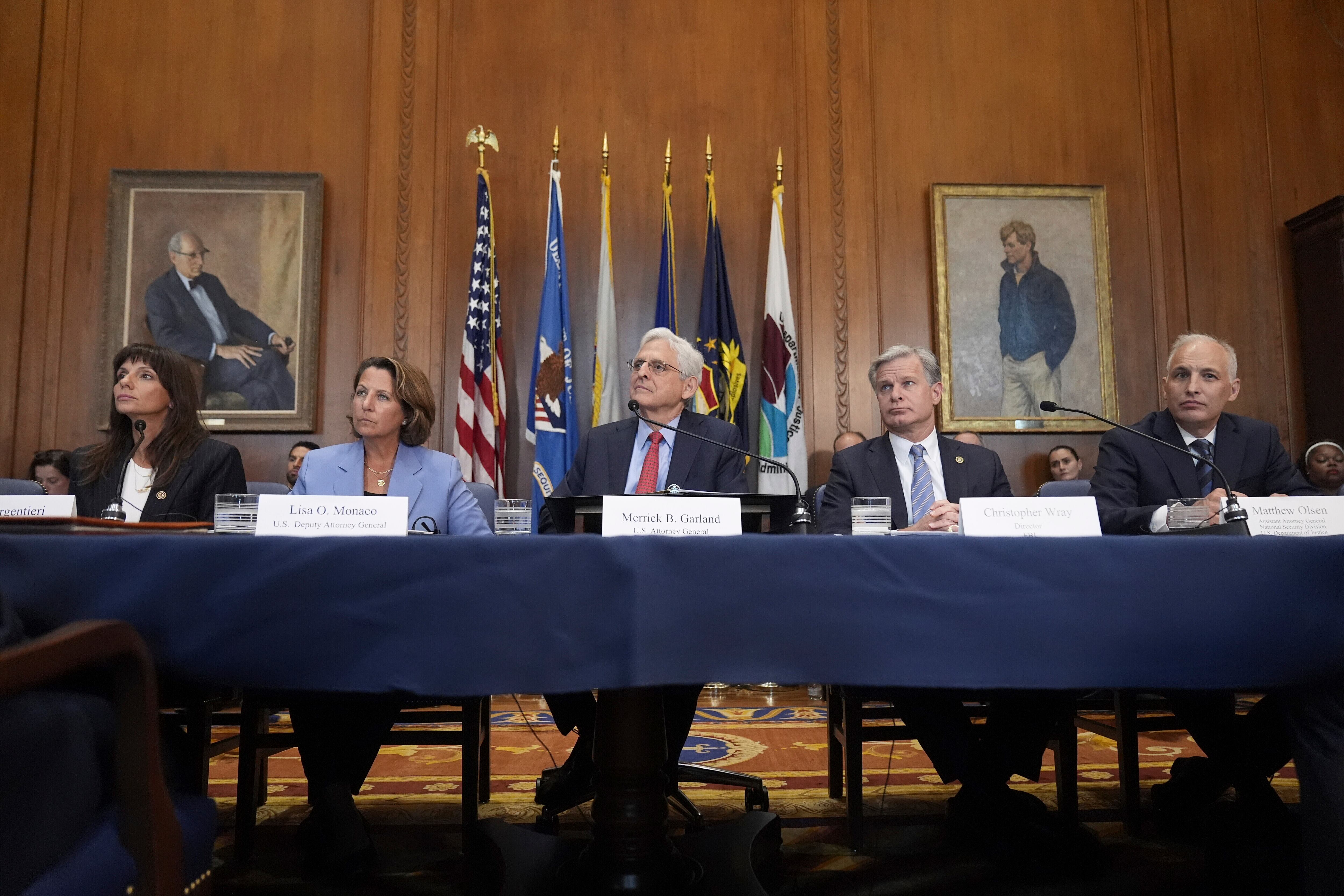 El secretario de Justicia Merrick Garland, en el centro, habla antes de una reunión del Grupo de Trabajo sobre Amenazas Electorales del Departamento de Justicia, en el Departamento de Justicia, el miércoles 4 de septiembre de 2024, en Washington (AP Foto/Mark Schiefelbein)