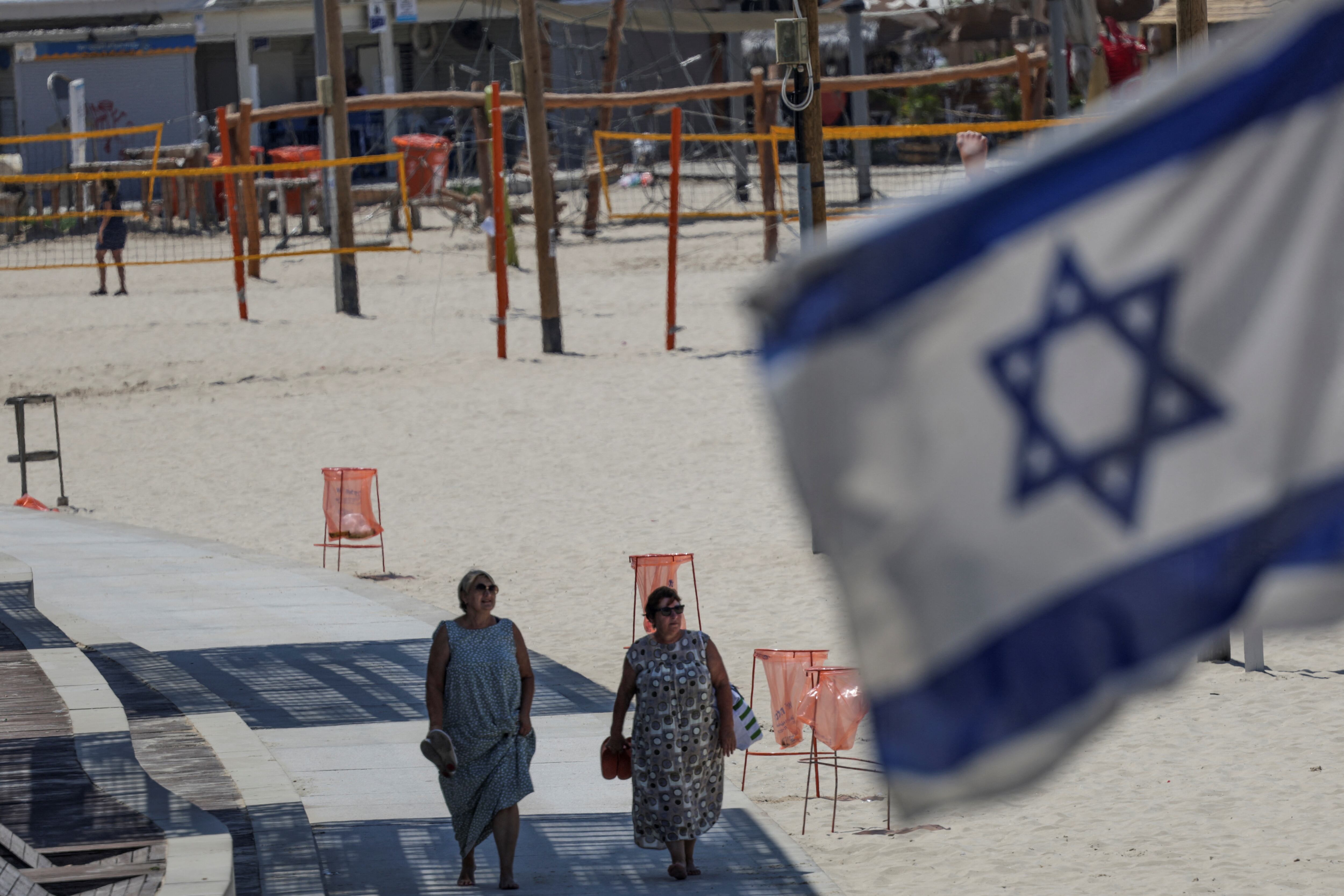 Israel levantó las restricciones a la población civil en el norte pero mantiene la alerta militar (REUTERS/Florion Goga)