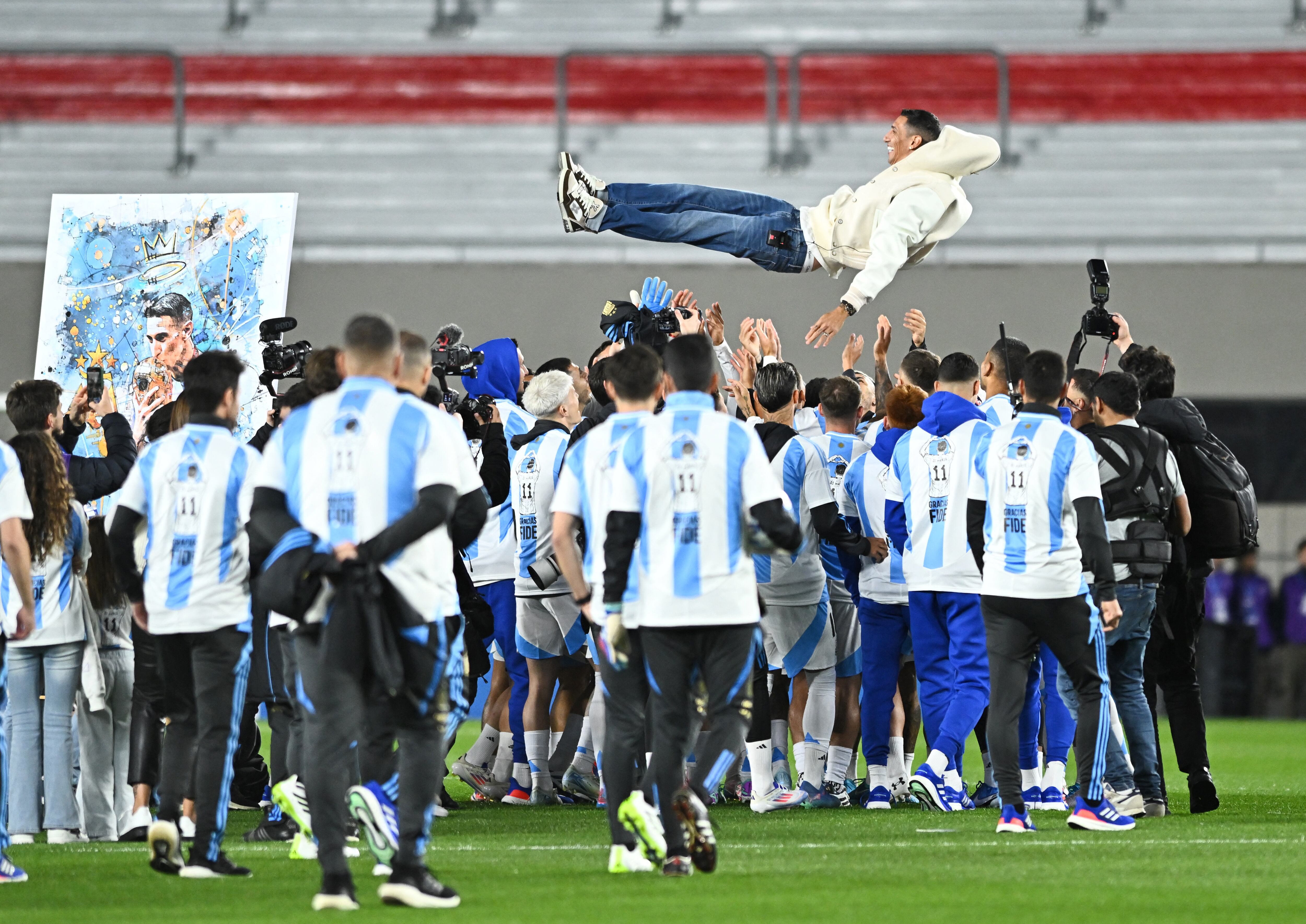 La previa estuvo marcada por el homenaje que se le hizo a Ángel Di María