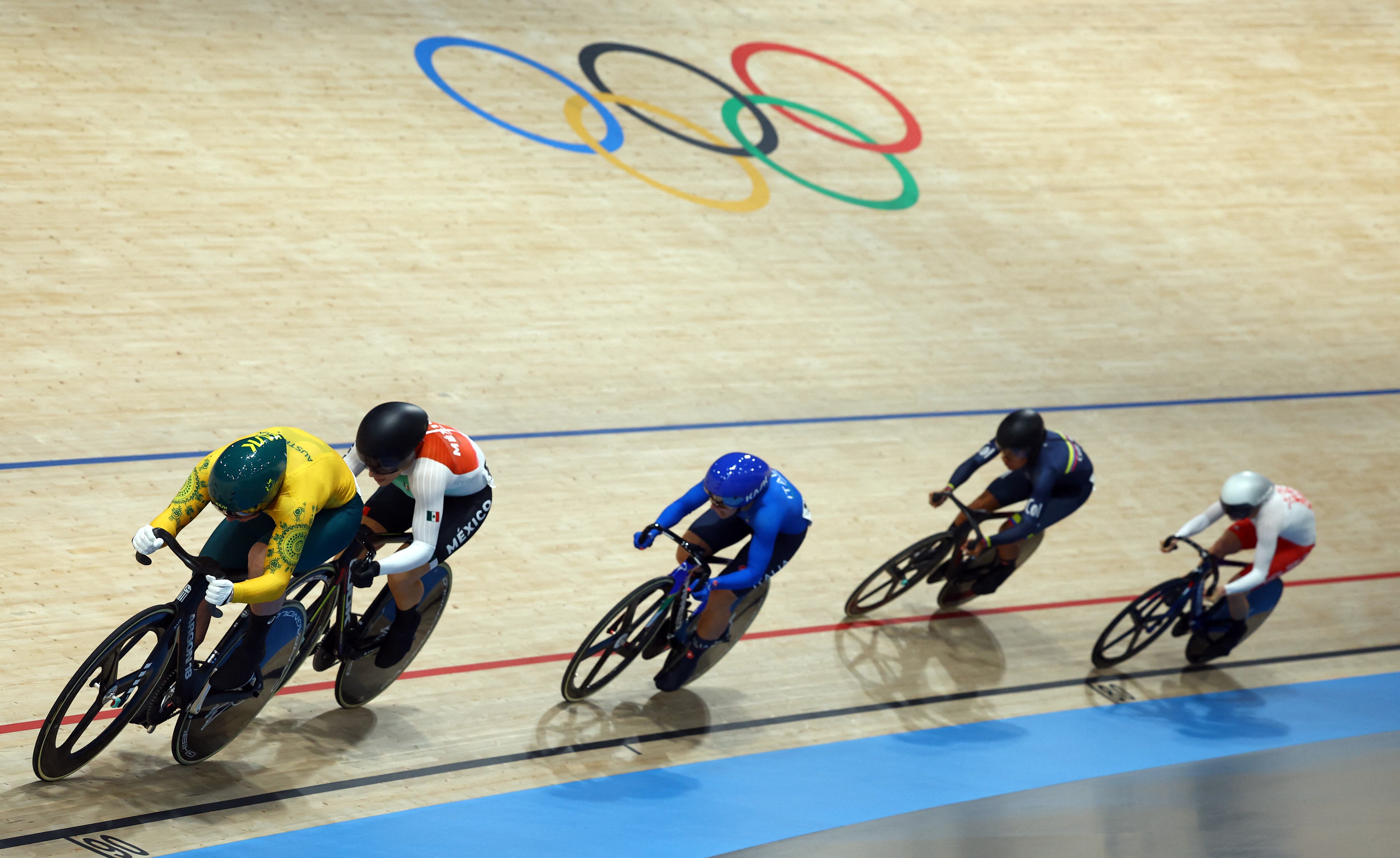 Paris 2024 Olympics - Track Cycling - Women's Keirin, Repechages - Saint-Quentin-en-Yvelines Velodrome, Montigny-le-Bretonneux, France - August 07, 2024. Kristina Clonan of Australia, Miriam Vece of Italy and Daniela Gaxiola Gonzalez of Mexico in action during heat 2. REUTERS/Matthew Childs