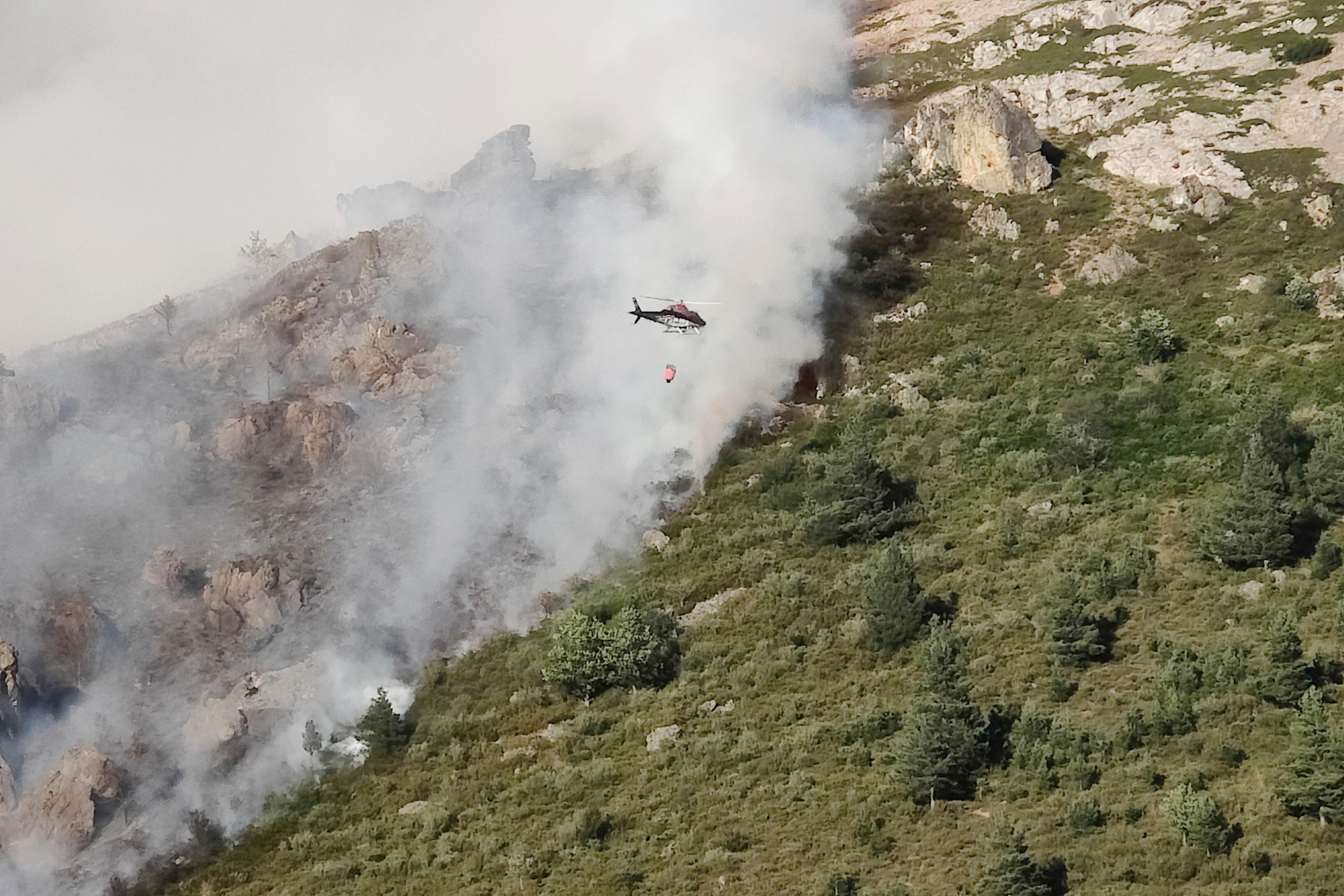 Incendio en Villafrea de la Reina, en el término municipal español de Boca de Huérgano (León), en las cercanías de los Picos de Europa (EFE/Juan Palop)
