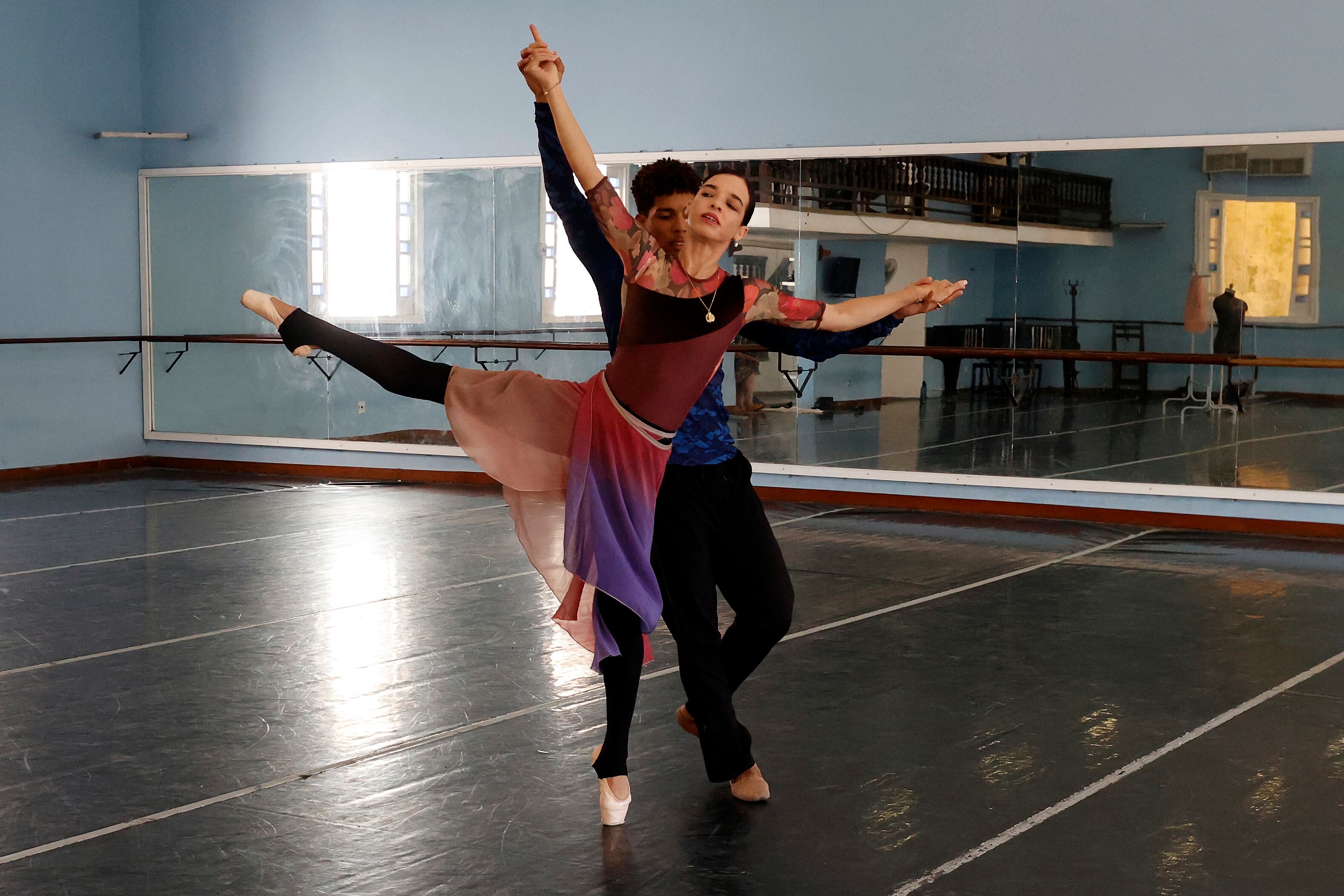 La primera bailarina y directora del Ballet Nacional de Cuba (BNC), Viengsay Valdés, participa en un ensayo este jueves, en la sede del BNC en La Habana (Cuba). EFE/ Ernesto Mastrascusa
