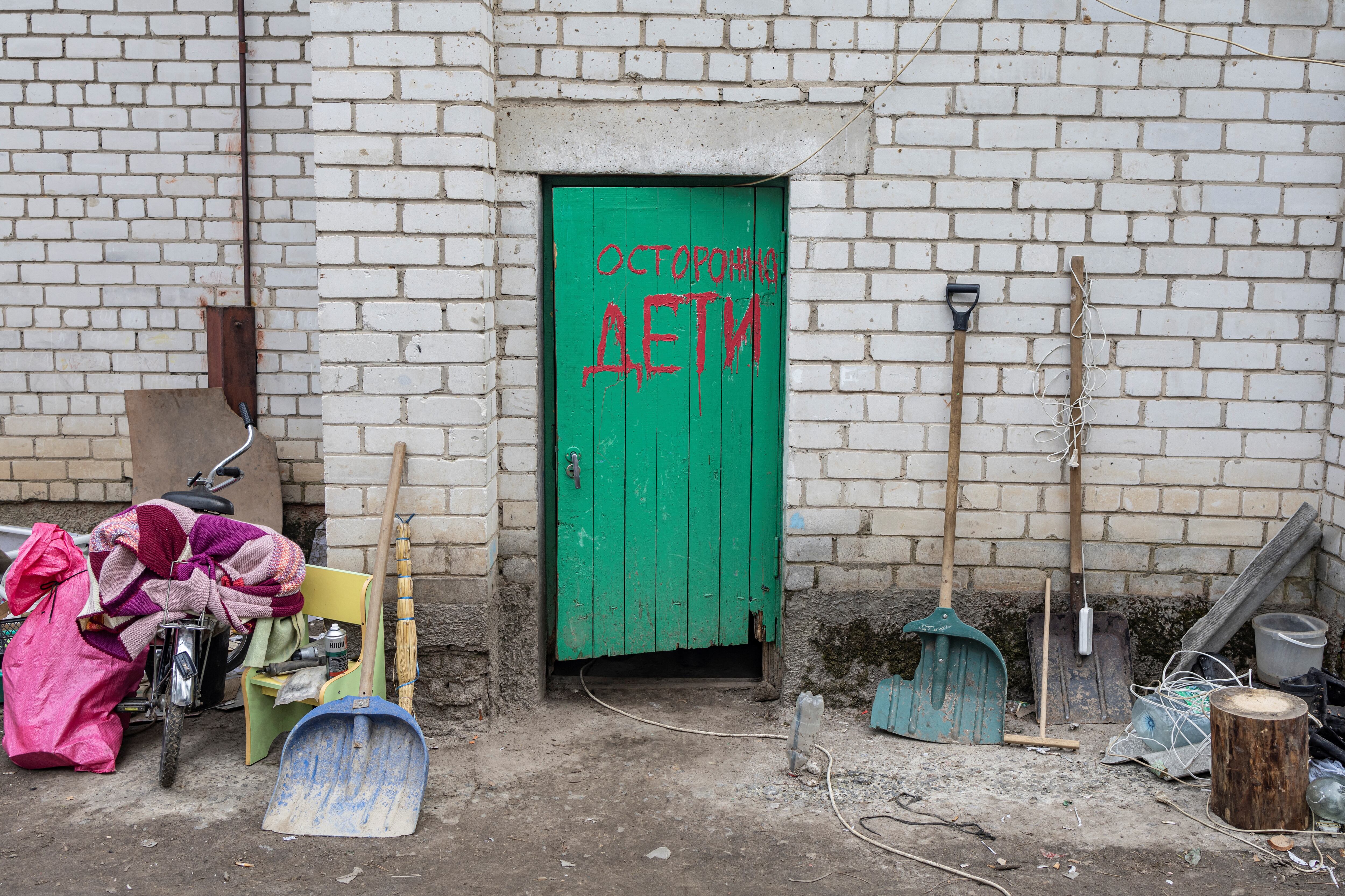 "Cuidado, aquí hay niños", escribieron los habitantes de Yahidne en la puerta trasera de la escuela. (REUTERS/Marko Djurica).