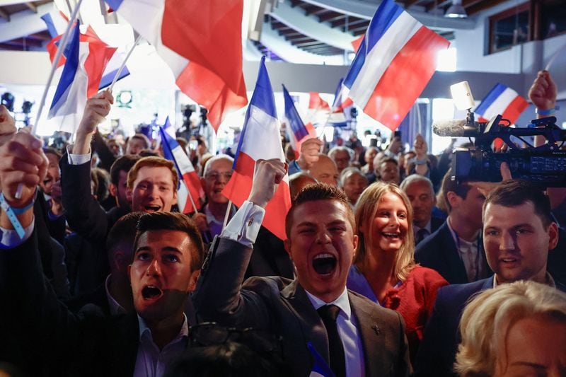 Miembros del partido de extrema derecha Agrupación Nacional celebran tras el cierre de las urnas durante las elecciones al Parlamento Europeo, en París, Francia. 9 de junio de 2024. REUTERS/Sarah Meyssonnier