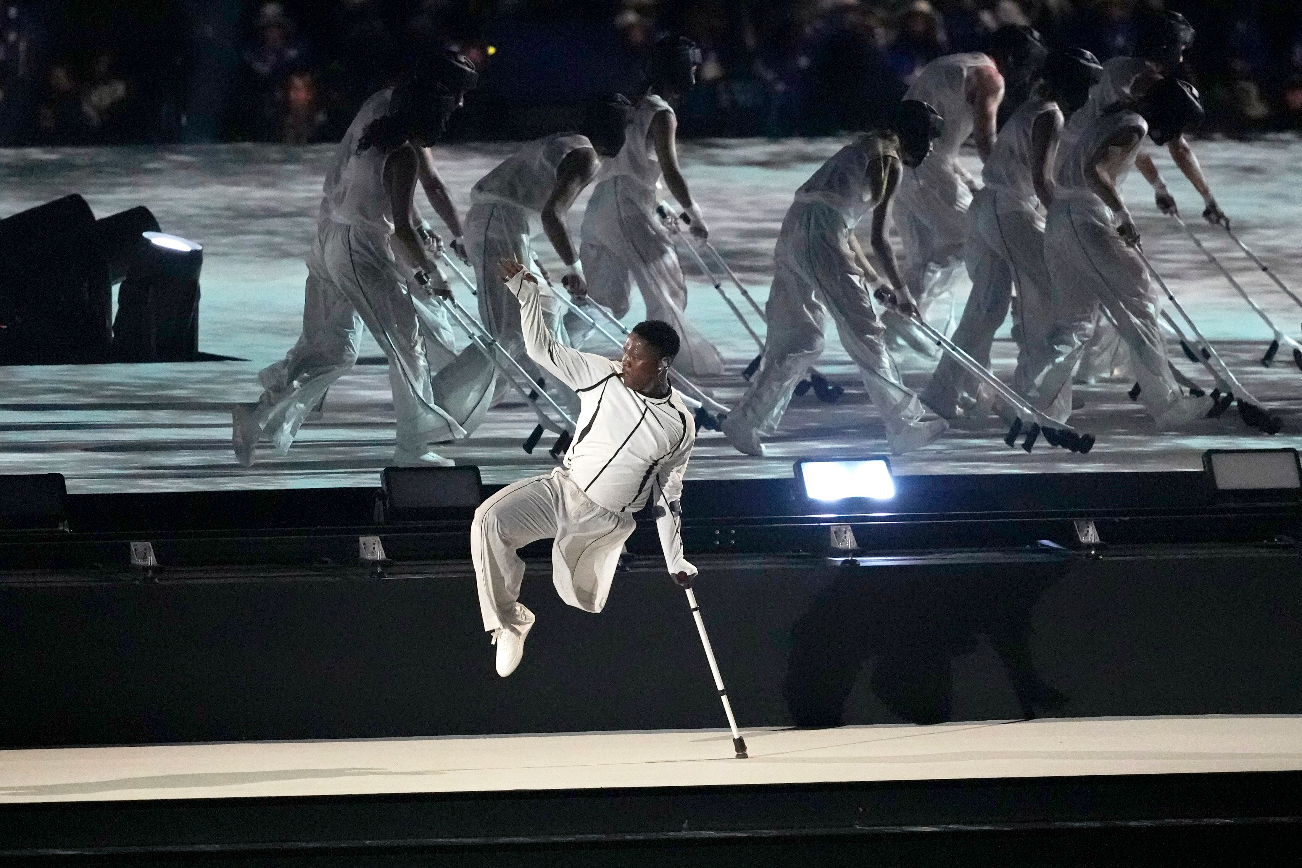 El bailarín sudafricano Musa Motha actúa en la ceremonia inaugural de los Juegos Paralímpicos de París, el miércoles 28 de agosto de 2024 (AP Foto/Michel Euler)