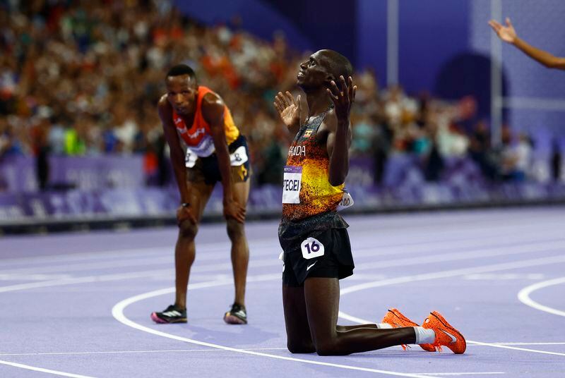 El ugandés Joshua Cheptegei celebra tras ganar la final de los 10.000 metros en los Juegos de París 2024, en el Stade de France (REUTERS/Sarah Meyssonnier)