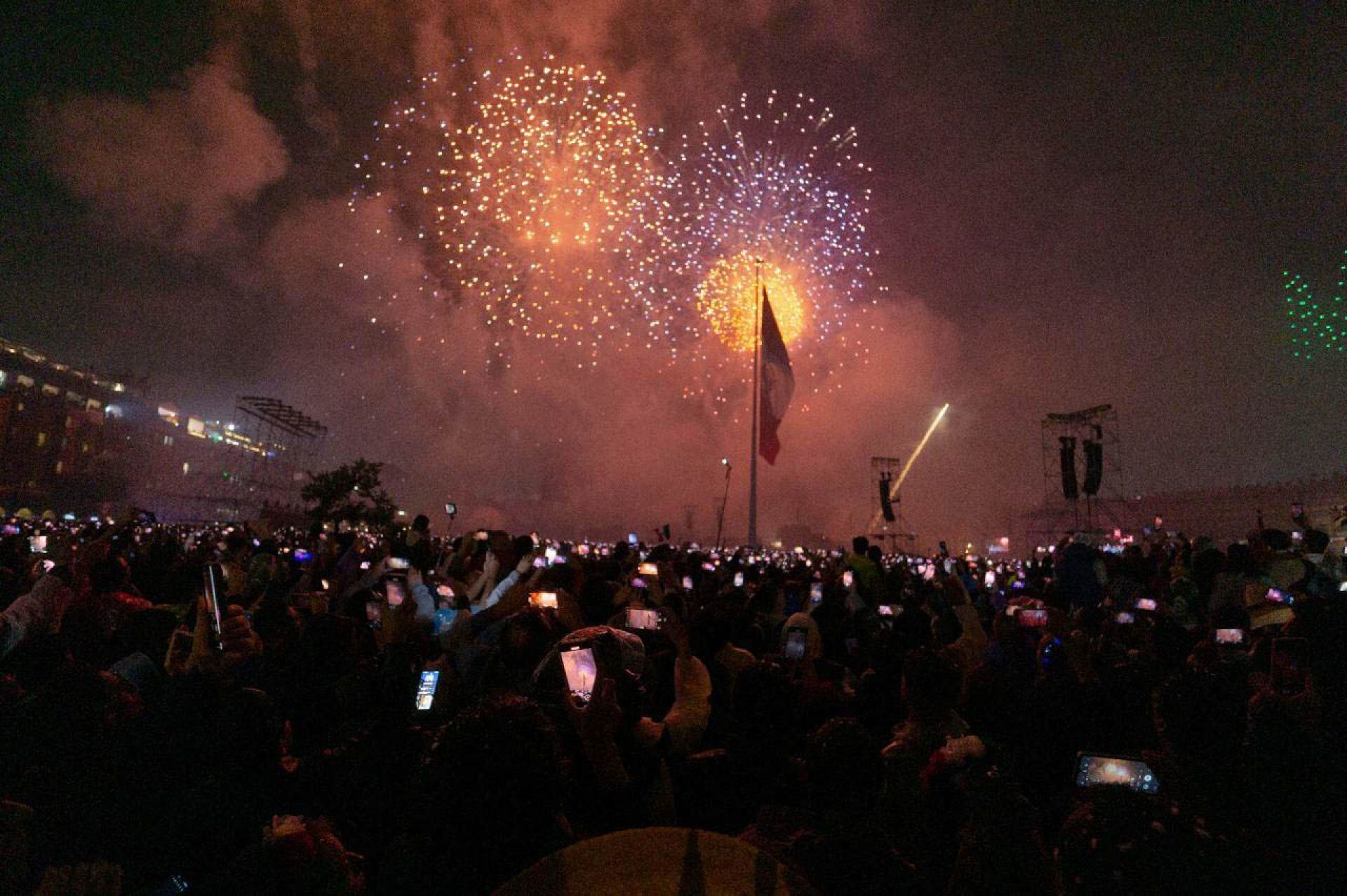 CIUDAD DE MÉXICO, 15SEPTIEMBRE2024.- Andrés Manuel López Obrador, Presidente de México, y su esposa Beatriz Gutiérrez Müller, encabezaron el 6to y último Grito de la Independencia en el Zócalo. Los acompañaron Claudia Sheinbaum, Presidenta Electa de México. FOTO: PRESIDENCIA/CUARTOSCURO.COM