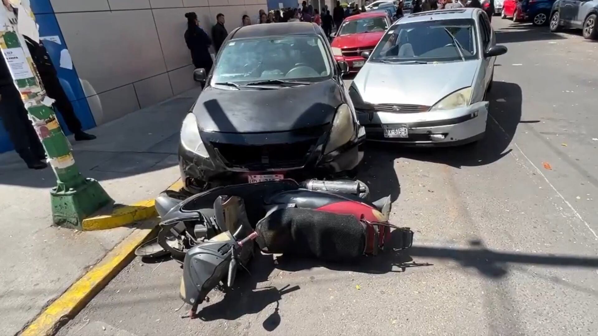 Balacera a las afueras del Metro Revolución en CDMX deja un hombre muerto y dos detenidos