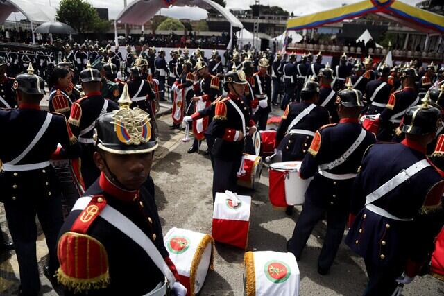 El presidente y otros dignatarios ocupan la mesa principal durante el desfile que recorre la Avenida Boyacá en Bogotá - crédito 	Lina Gasca / Colprensa