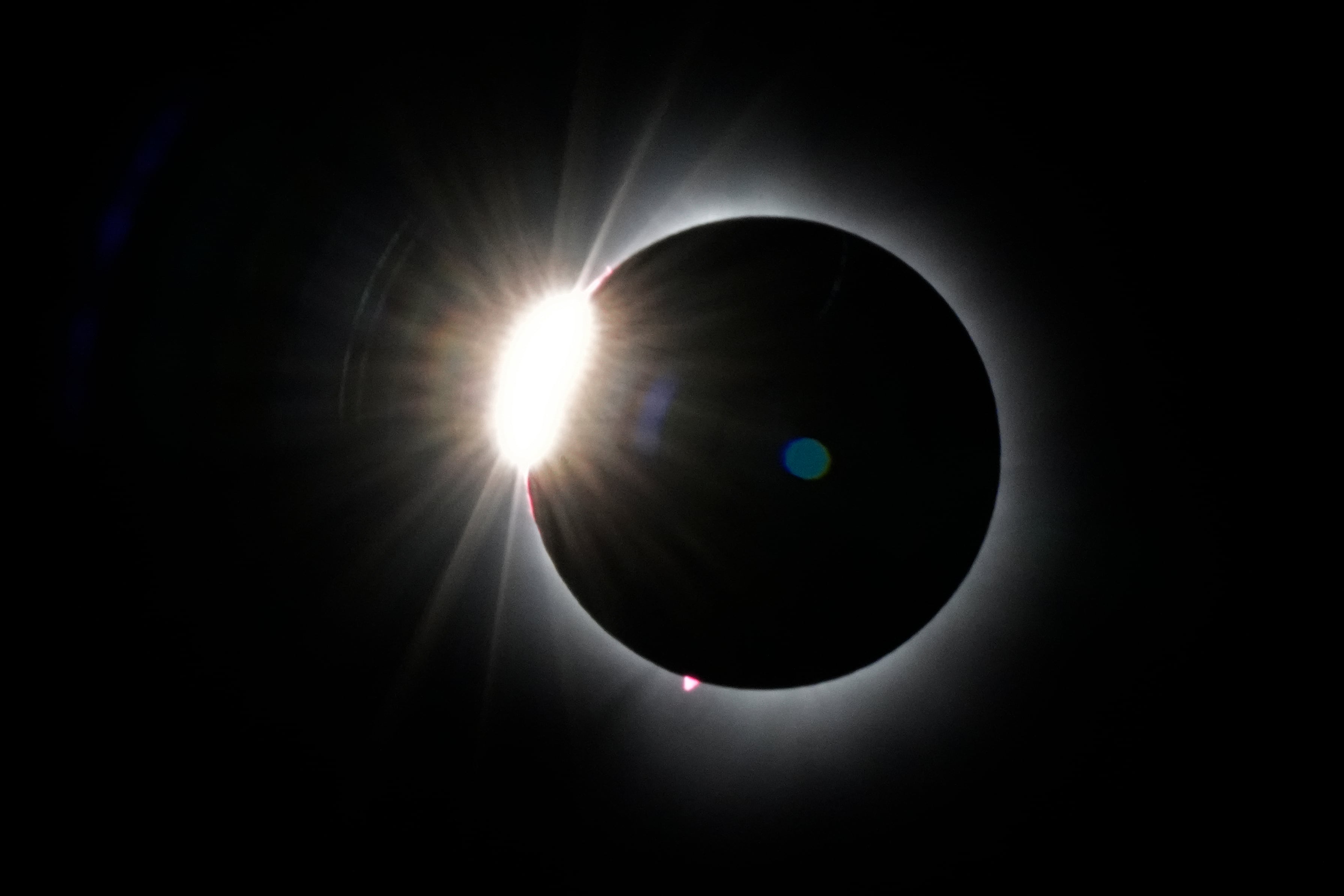 El eclipse solar total ocurre cuando la Luna cubre completamente al Sol, y sumerge temporalmente una zona específica del planeta en oscuridad (AP Foto/Robert F. Bukaty)