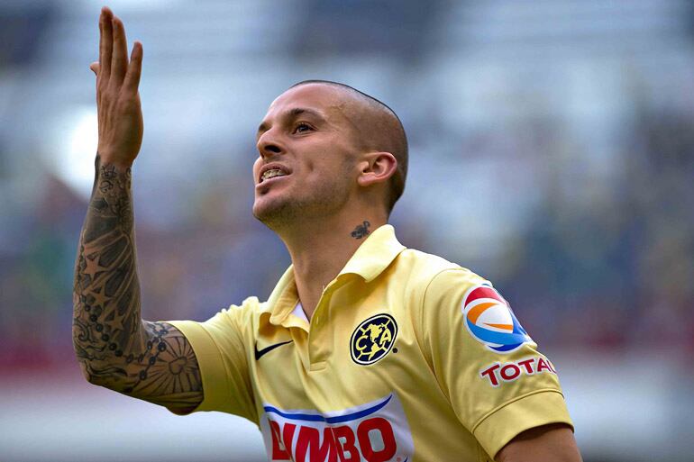 Dario Benedetto celebra con un beso al cielo, en su paso por el América de México