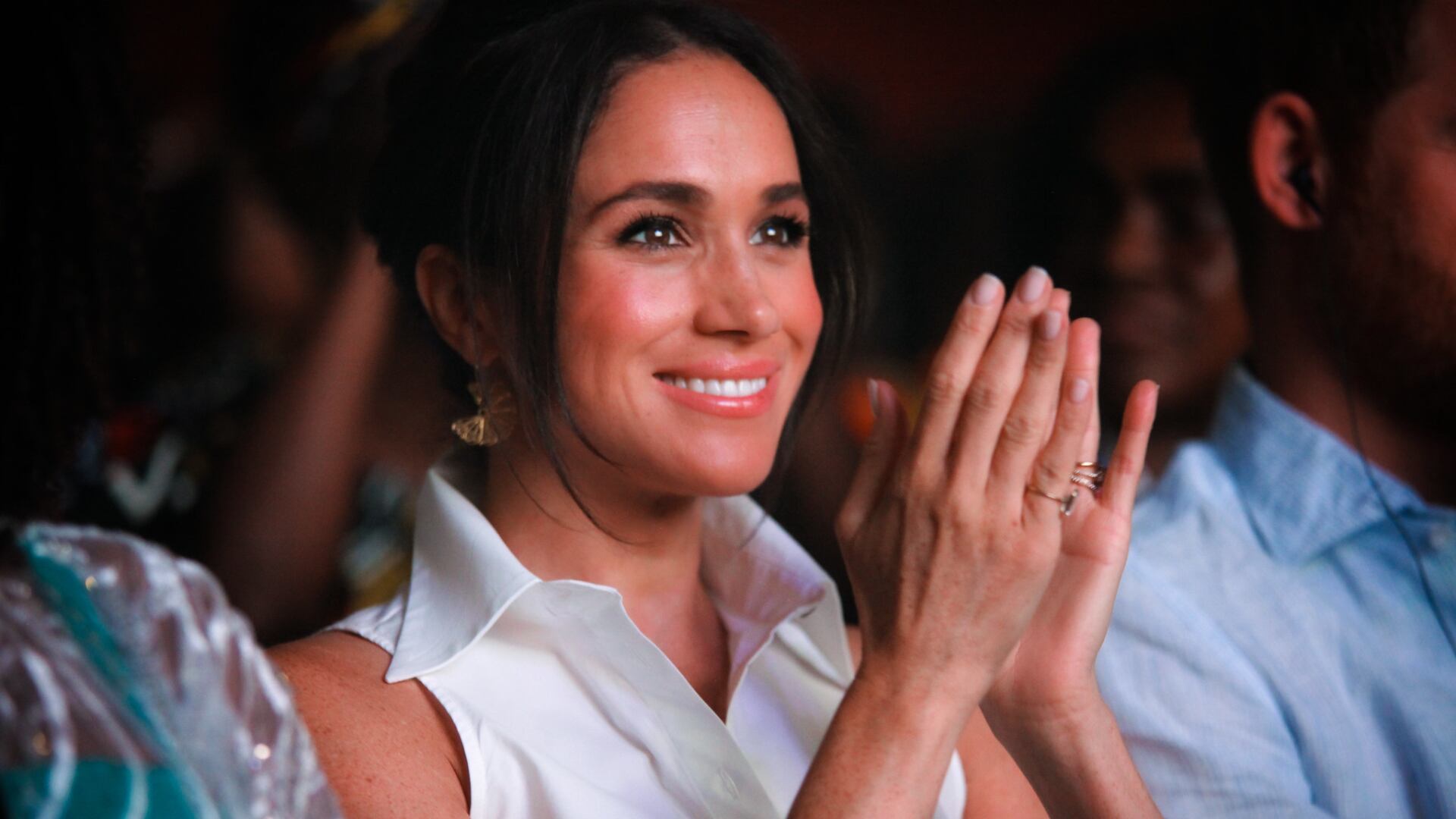 El gesto de Meghan Markle ajustando un ventilador durante el evento en Cali llamo la atención en redes sociales - crédito Vicepresidencia