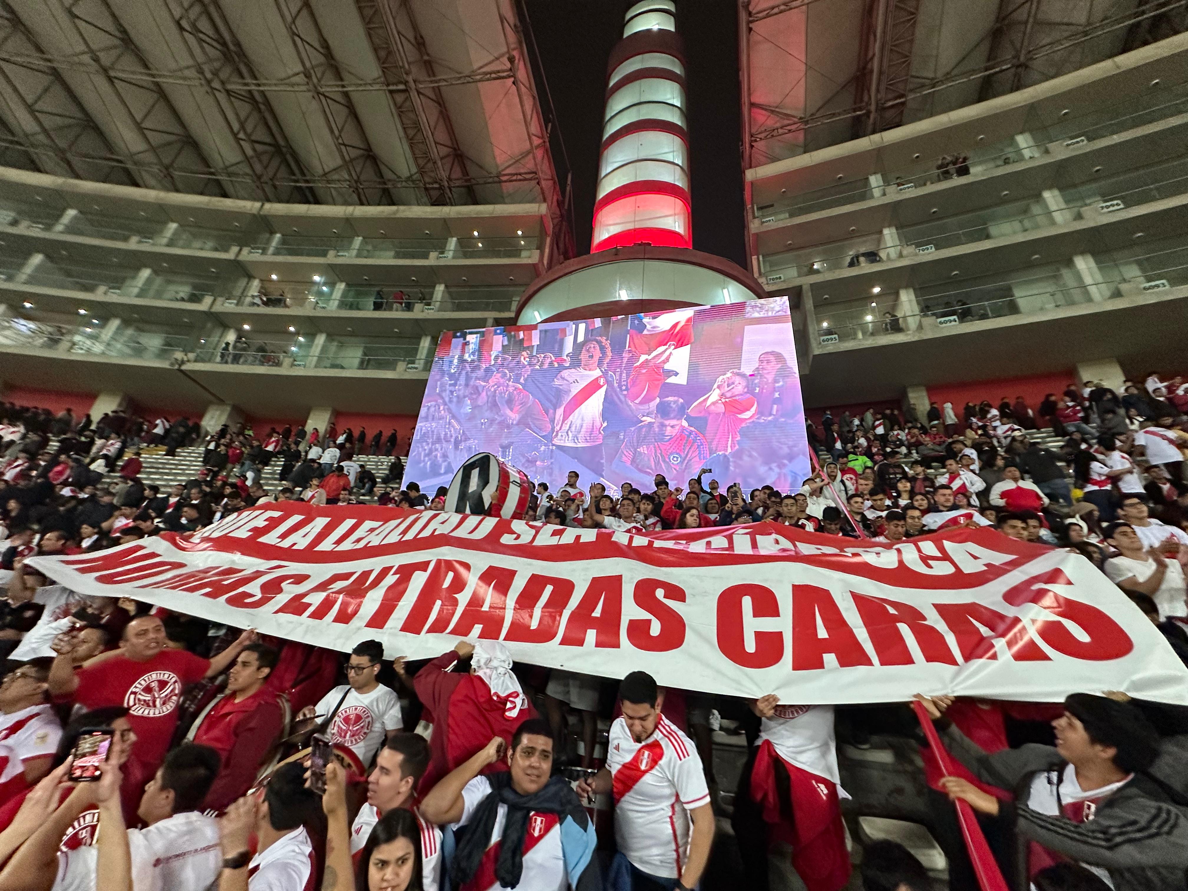 Hinchada peruana se quejó contra precio de las entradas durante el Perú vs Colombia por Eliminatorias 2024 (Sentimiento Blanquirrojo)