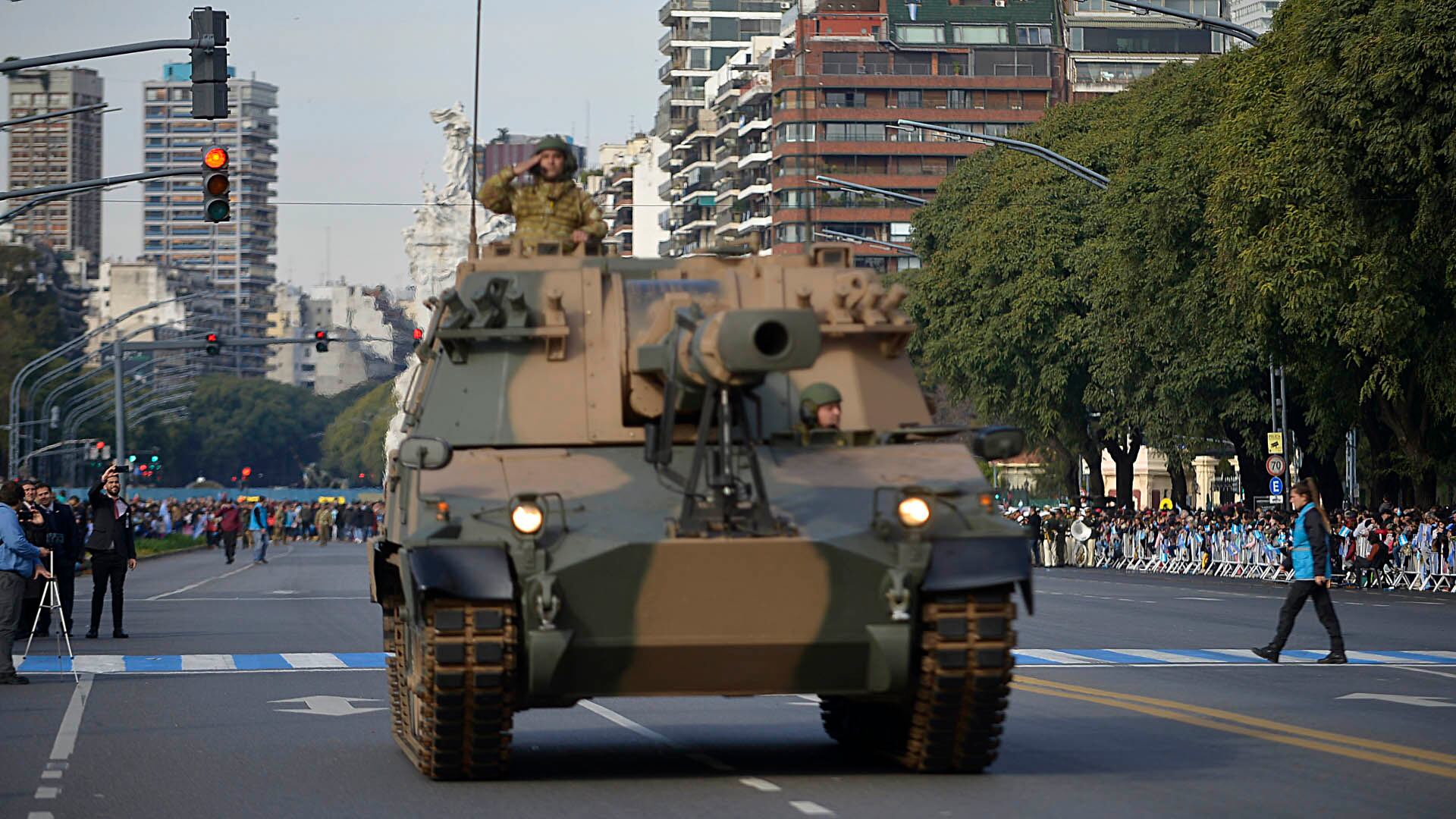 Del desfile participarán blindados, camiones militares, aviones y mos M113 oruga que participan en los recates de las personas aisalas en Tierra del Fuego por el temporal de nieve (Gustavo Gavotti)