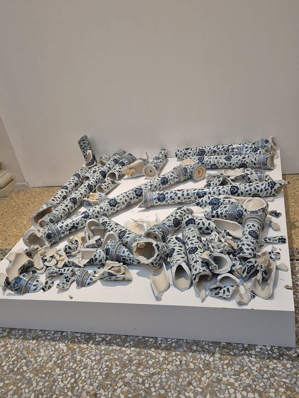 Las partes de la obra "Cubo de porcelana" del artista Ai Weiwei