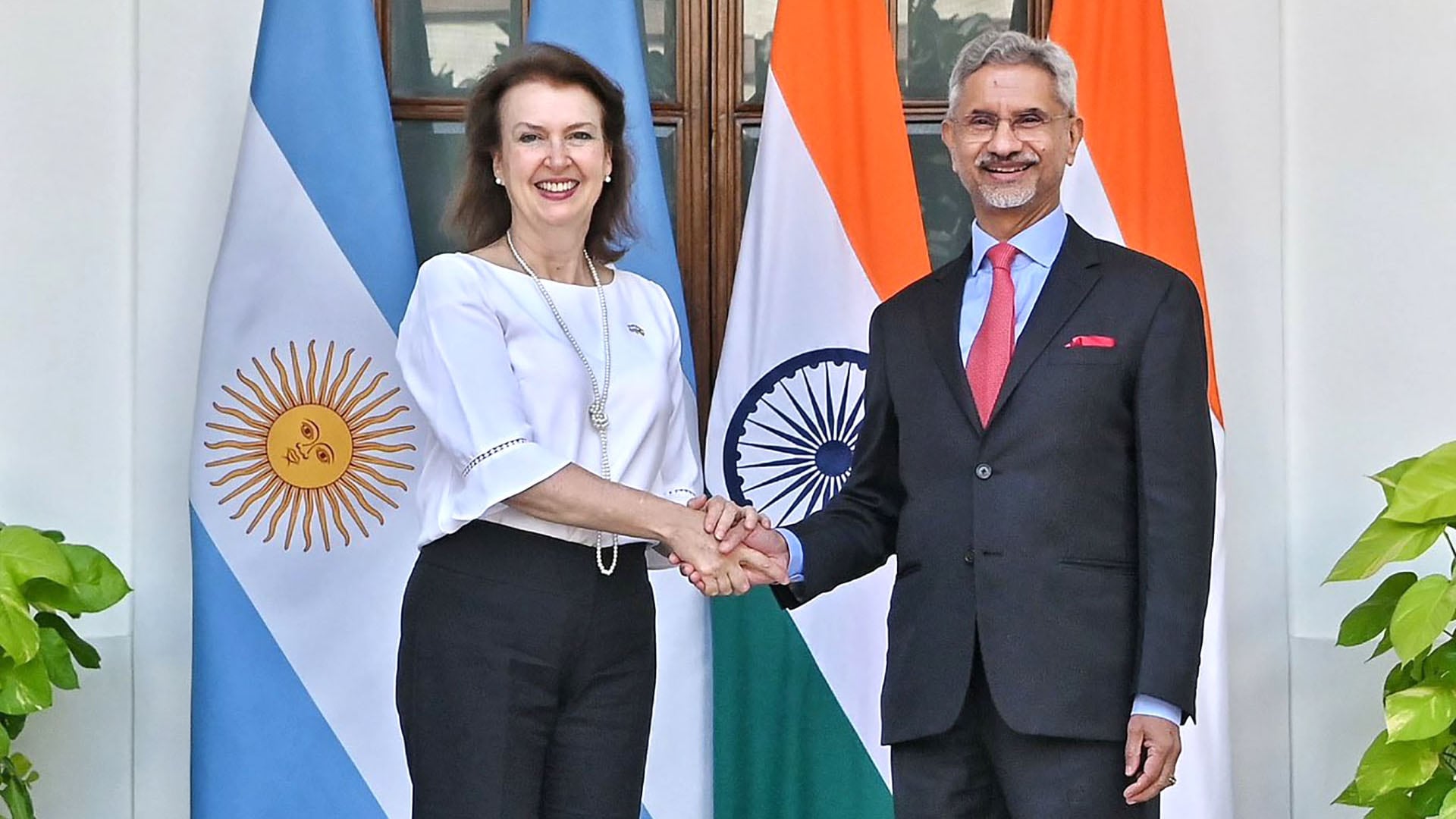 Mondino generó otra confusión diplomática: dijo que Argentina analizaba ingresar a los BRICS y luego dio marcha atrás