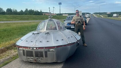 Una “detención de otro planeta”: policías detuvieron a un automóvil parecido a un OVNI  
