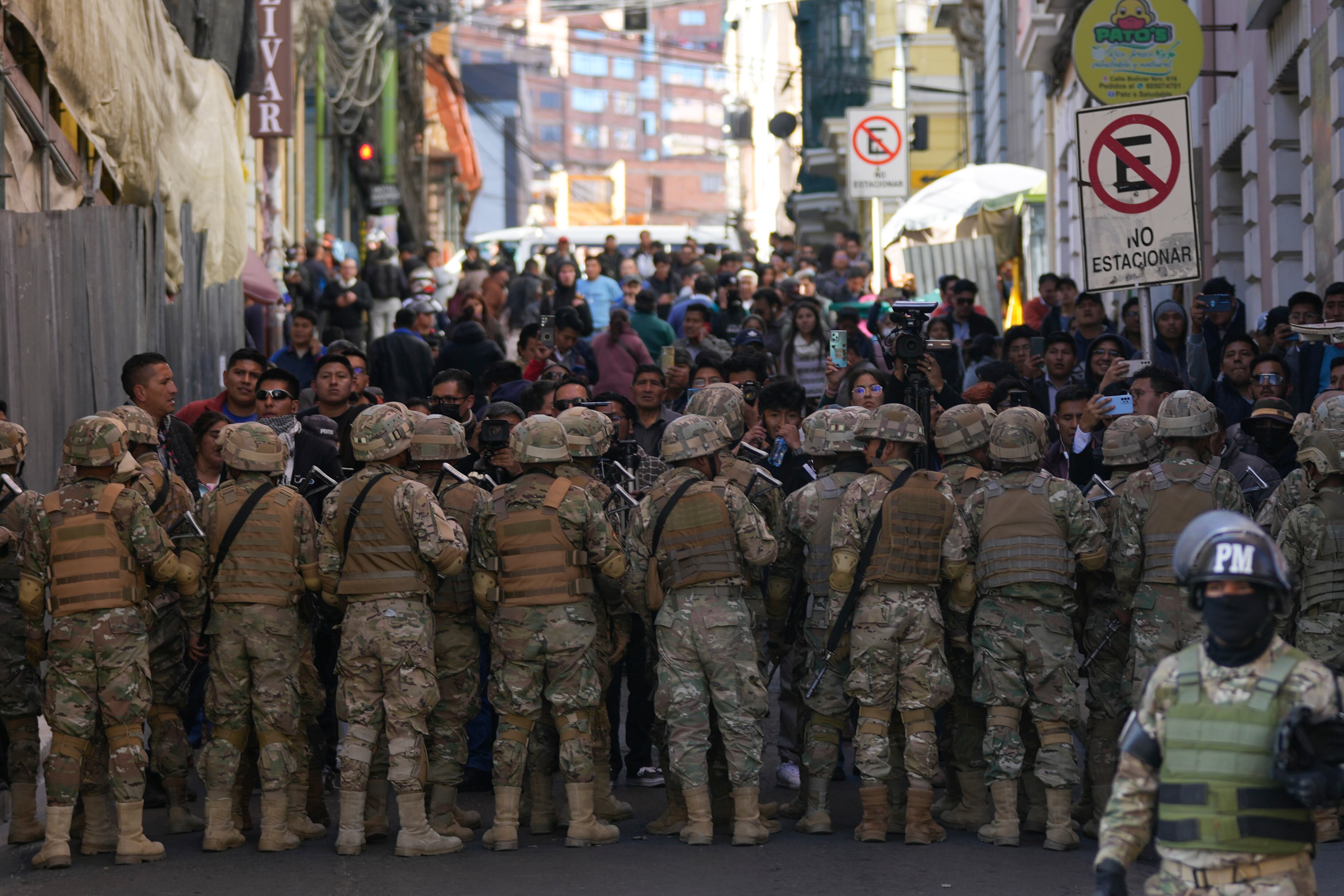 Militares bloquean la entrada a la plaza Murillo, donde está el palacio de gobierno en La Paz, Bolivia, el miércoles 26 de junio de 2024. -(AP Foto/Juan Karita)