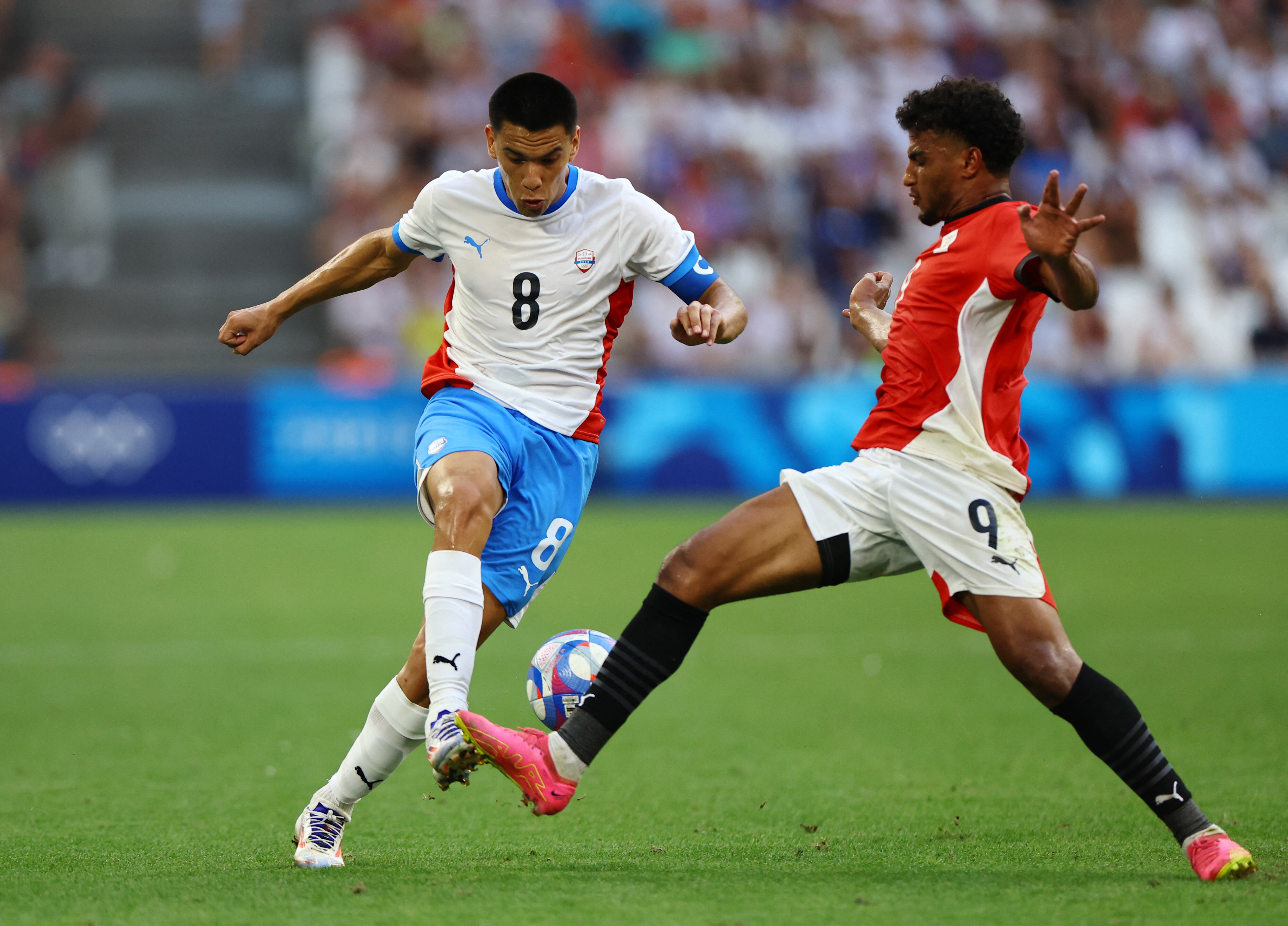 Osama Faisal y Diego Gómez luchan por la pelota (REUTERS/Luisa Gonzalez)