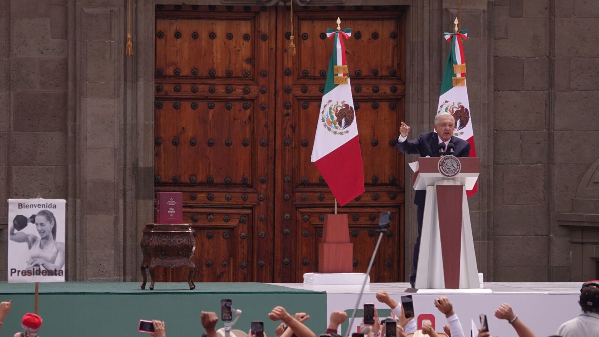 AMLO frente a sus simpatizantes en el Zócalo de la CDMX durante su último informe de gobierno.