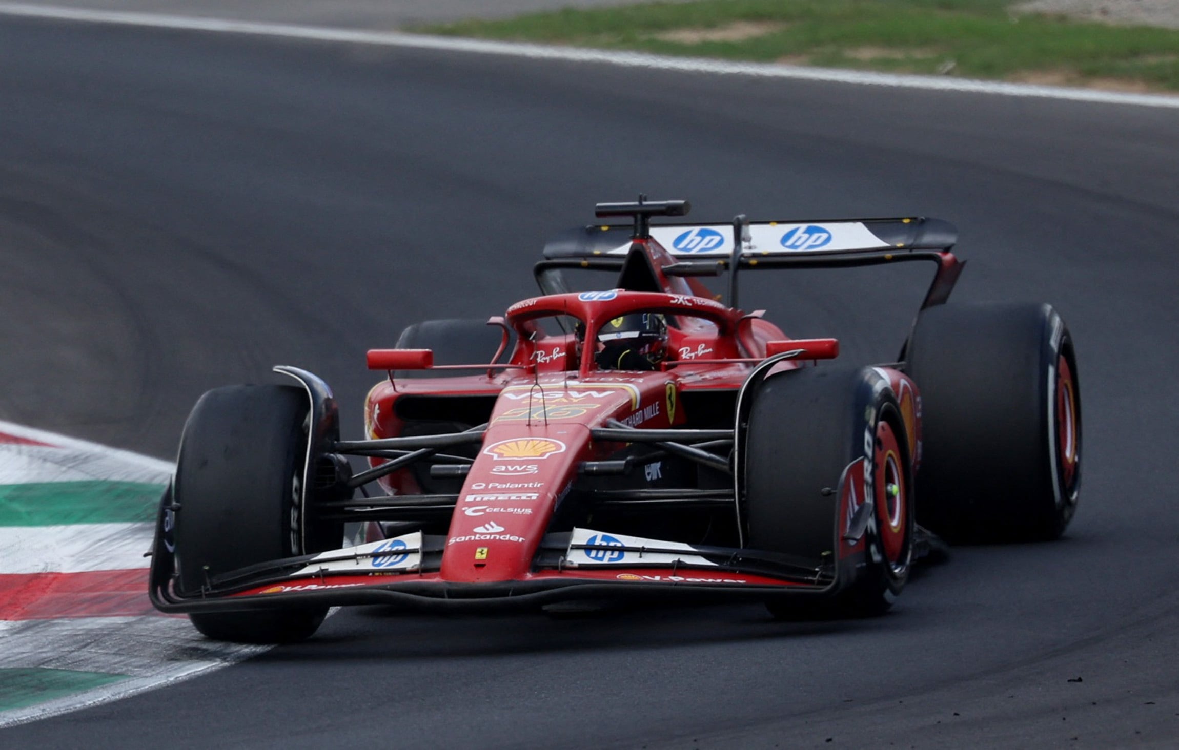 Charles Leclerc es líder de la carrera (REUTERS/Claudia Greco)