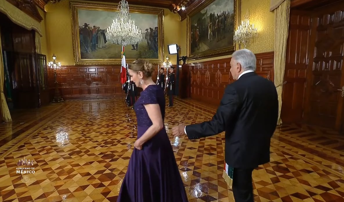 El vestido morado robó miradas (Captura de pantalla)