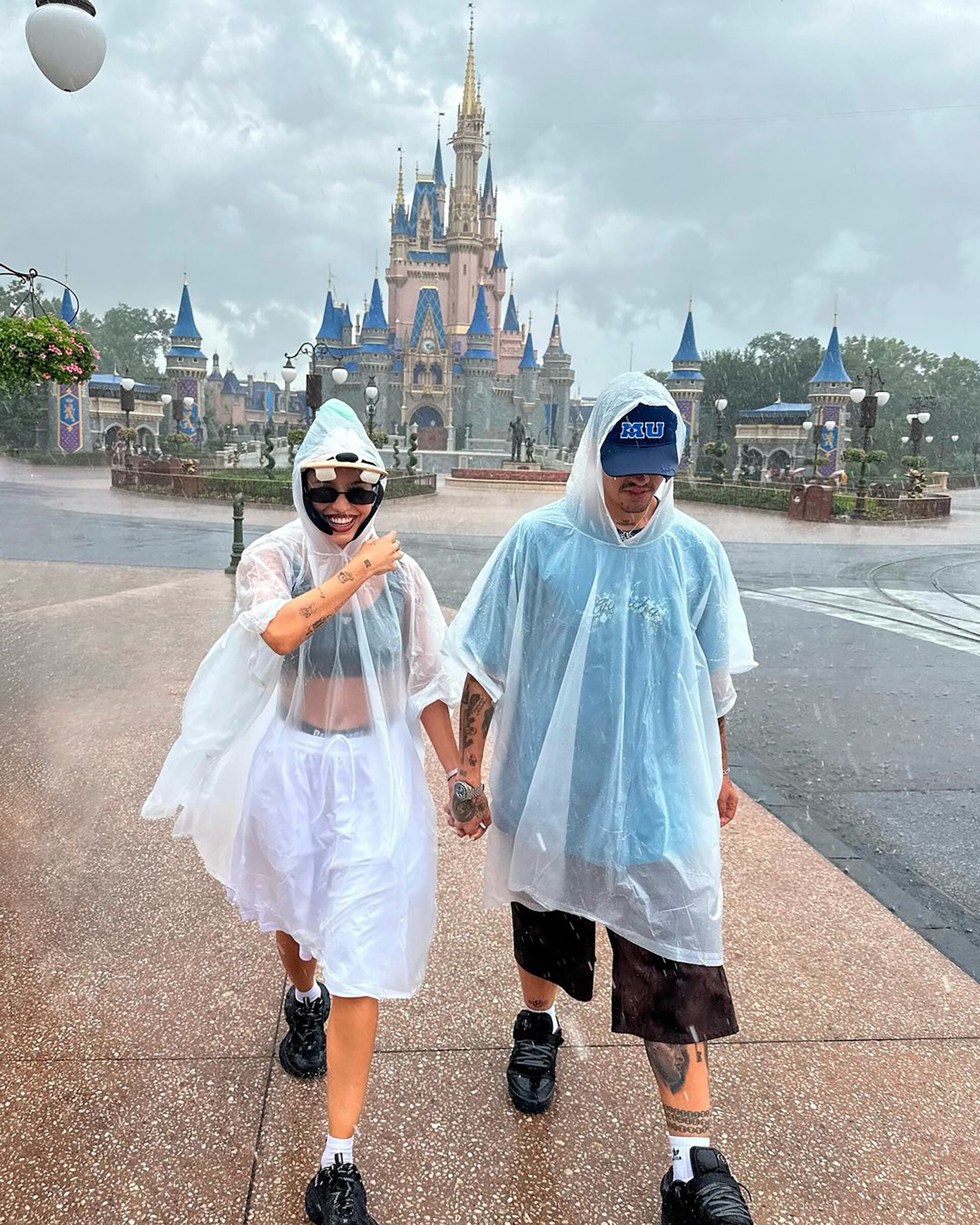 Las divertidas vacaciones de Emilia Mernes y Duki: "Modo Disney activado"