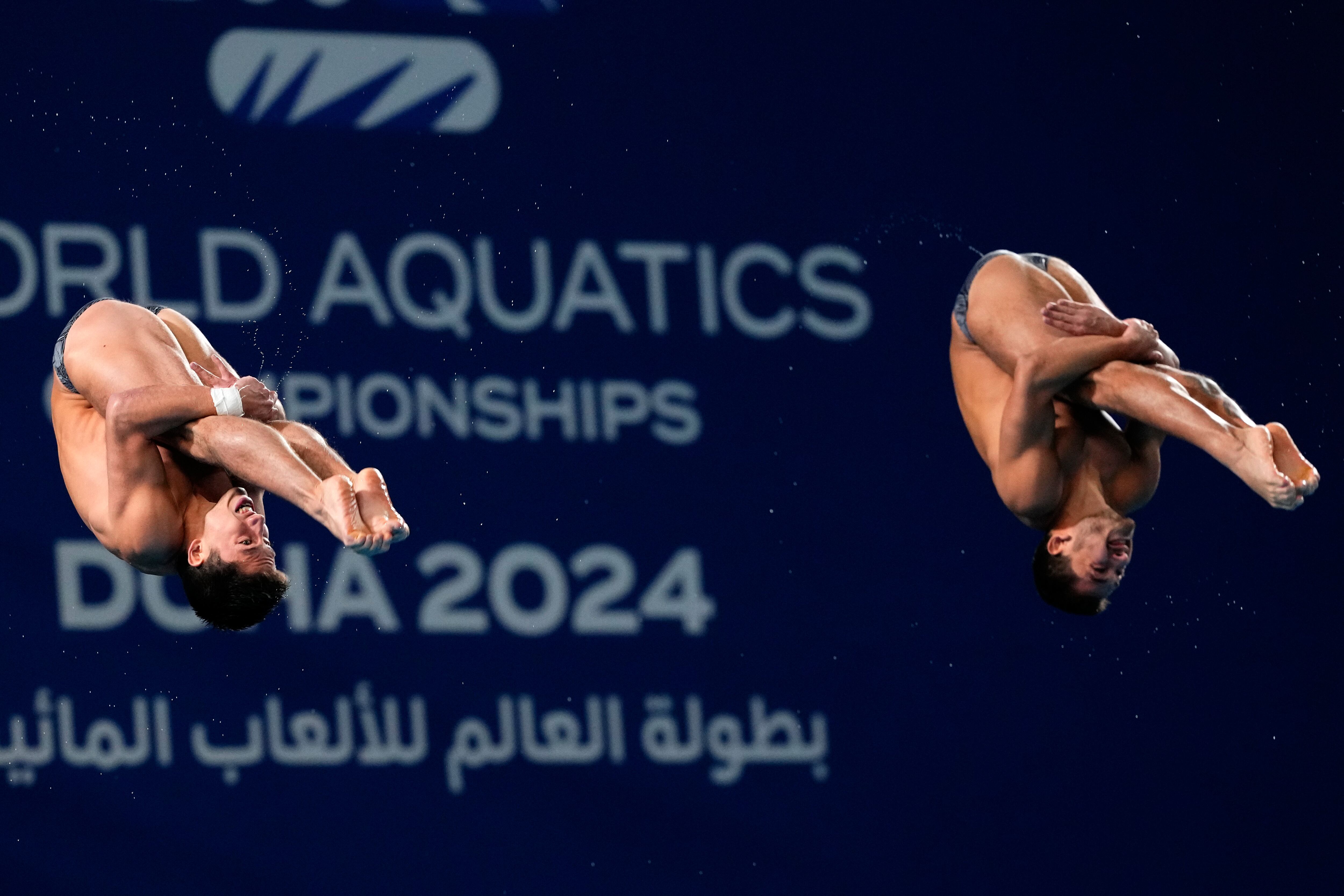 Los mexicanos Kevin Berlín y Randal Willars compiten durante la prueba de plataforma sincronizada del Mundial de natación, el jueves 8 de febrero de 2024, en Doha, Qatar. (AP Foto/Hassan Ammar)