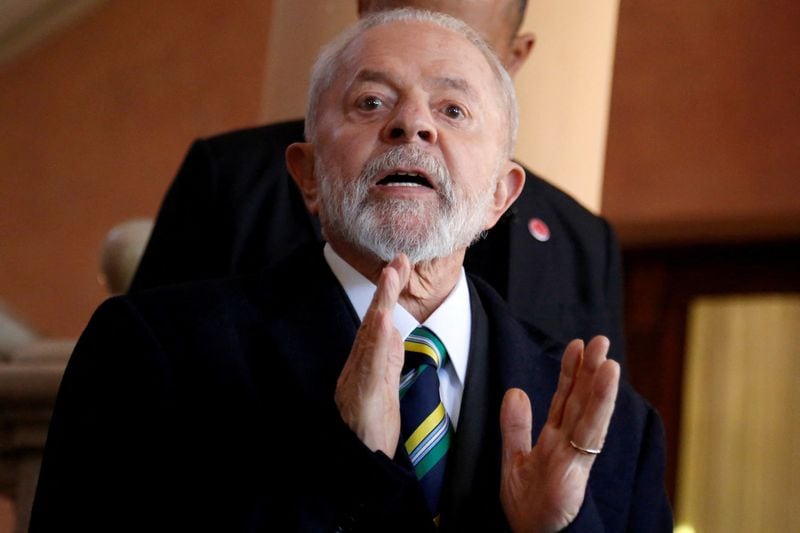 El presidente de Brasil, Luiz Inacio Lula da Silva, gesticula ante los medios durante la cumbre del Mercosur en Asunción, Paraguay. 8 de julio de 2024. REUTERS/Cesar Olmedo - RC23R8ABR8QJ